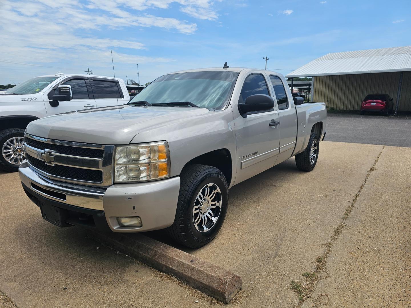 2009 SILVER Chevrolet Silverado 1500 LT1 Ext. Cab Long Box 2WD (1GCEC29C99Z) with an 4.8L V8 OHV 16V engine, 4-Speed Automatic transmission, located at 533 S Seven Points BLVD, Seven Points, TX, 75143, (430) 255-4030, 32.313999, -96.209351 - Photo#0