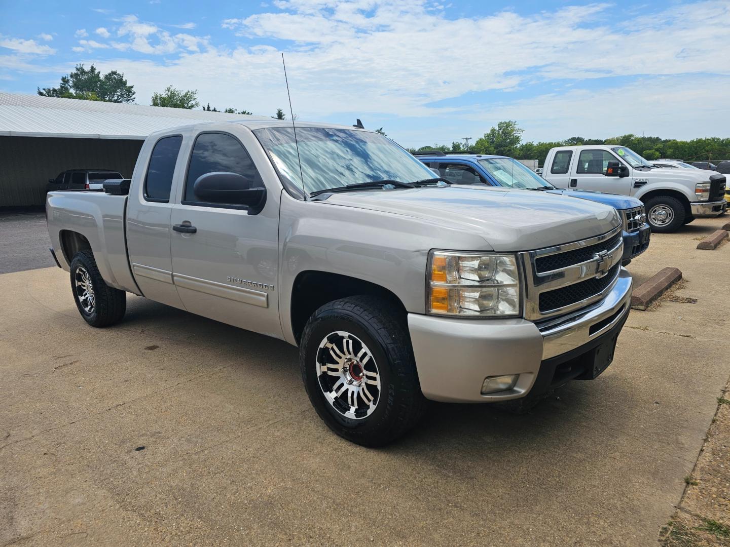 2009 SILVER Chevrolet Silverado 1500 LT1 Ext. Cab Long Box 2WD (1GCEC29C99Z) with an 4.8L V8 OHV 16V engine, 4-Speed Automatic transmission, located at 533 S Seven Points BLVD, Seven Points, TX, 75143, (430) 255-4030, 32.313999, -96.209351 - Photo#1