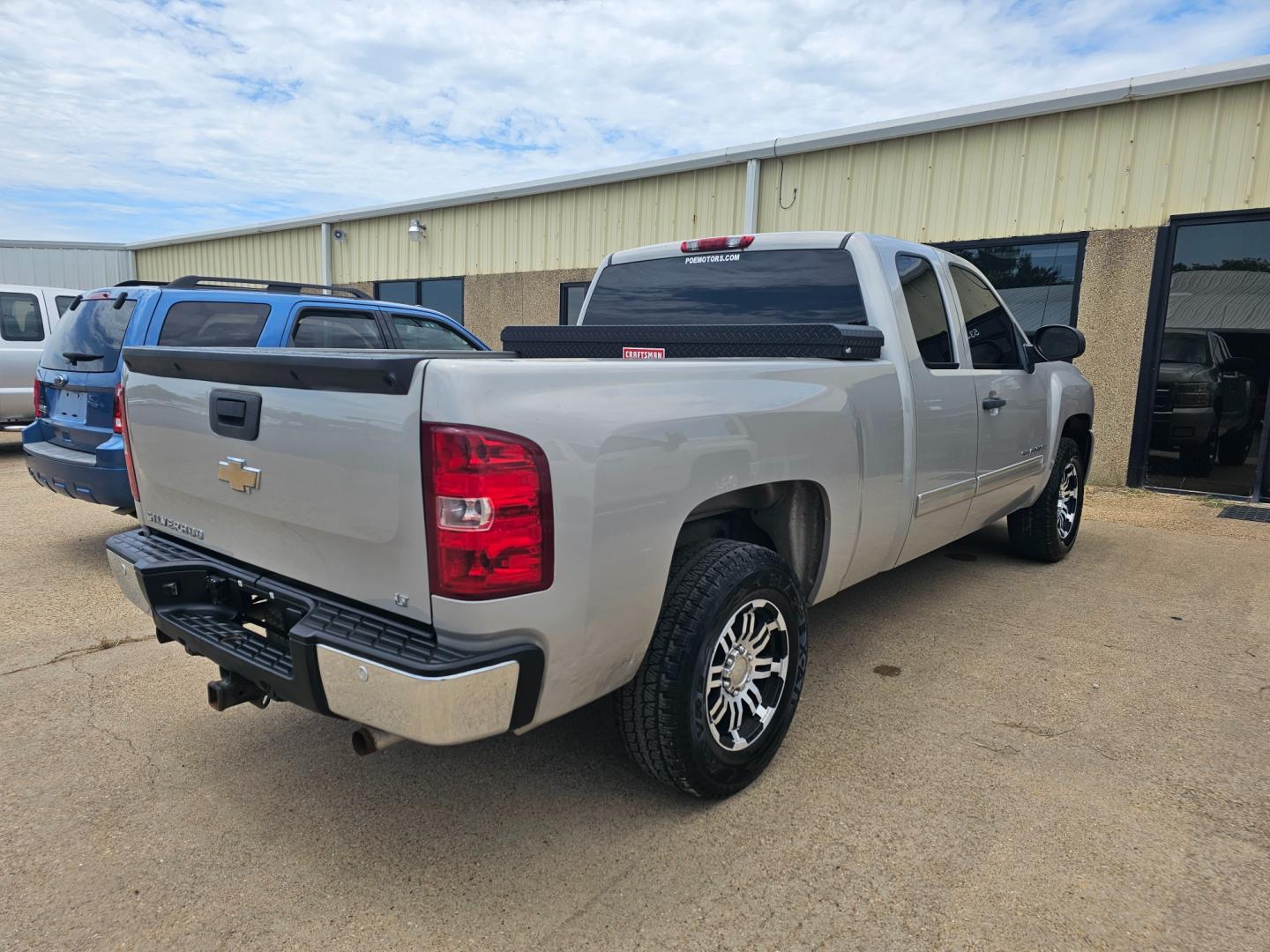 2009 SILVER Chevrolet Silverado 1500 LT1 Ext. Cab Long Box 2WD (1GCEC29C99Z) with an 4.8L V8 OHV 16V engine, 4-Speed Automatic transmission, located at 533 S Seven Points BLVD, Seven Points, TX, 75143, (430) 255-4030, 32.313999, -96.209351 - Photo#2