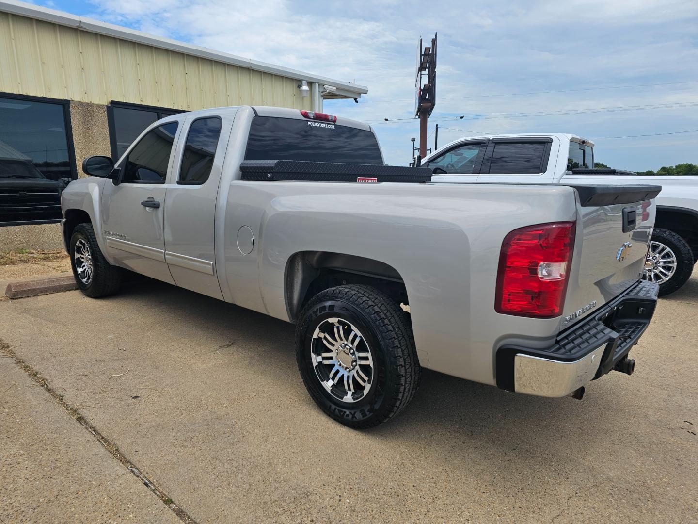 2009 SILVER Chevrolet Silverado 1500 LT1 Ext. Cab Long Box 2WD (1GCEC29C99Z) with an 4.8L V8 OHV 16V engine, 4-Speed Automatic transmission, located at 533 S Seven Points BLVD, Seven Points, TX, 75143, (430) 255-4030, 32.313999, -96.209351 - Photo#3