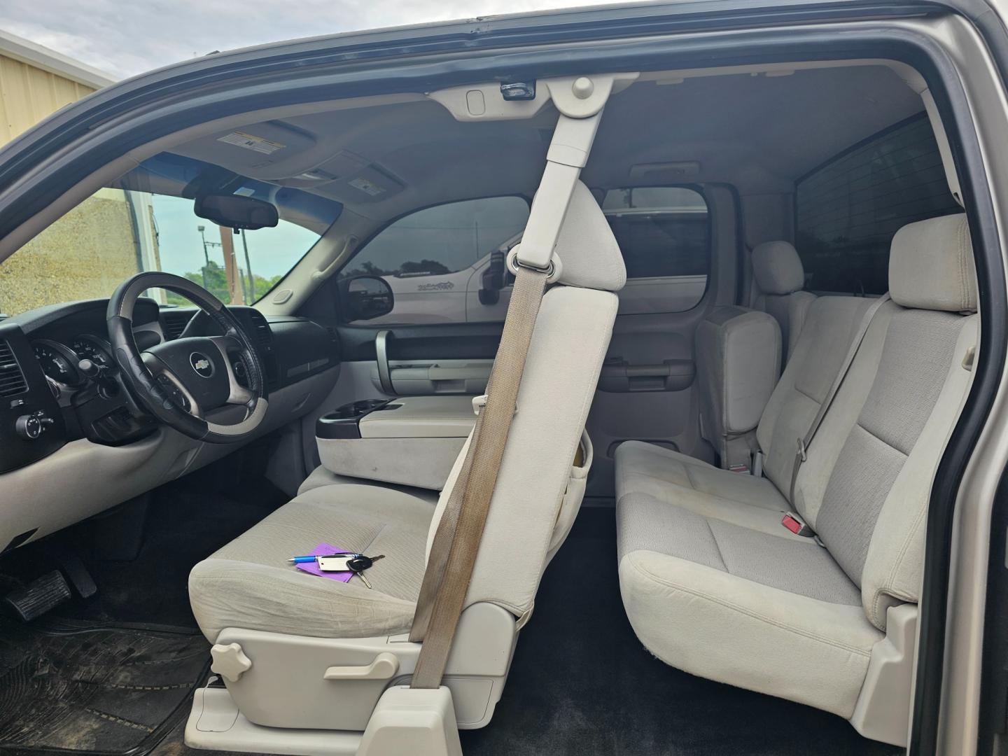 2009 SILVER Chevrolet Silverado 1500 LT1 Ext. Cab Long Box 2WD (1GCEC29C99Z) with an 4.8L V8 OHV 16V engine, 4-Speed Automatic transmission, located at 533 S Seven Points BLVD, Seven Points, TX, 75143, (430) 255-4030, 32.313999, -96.209351 - Photo#5