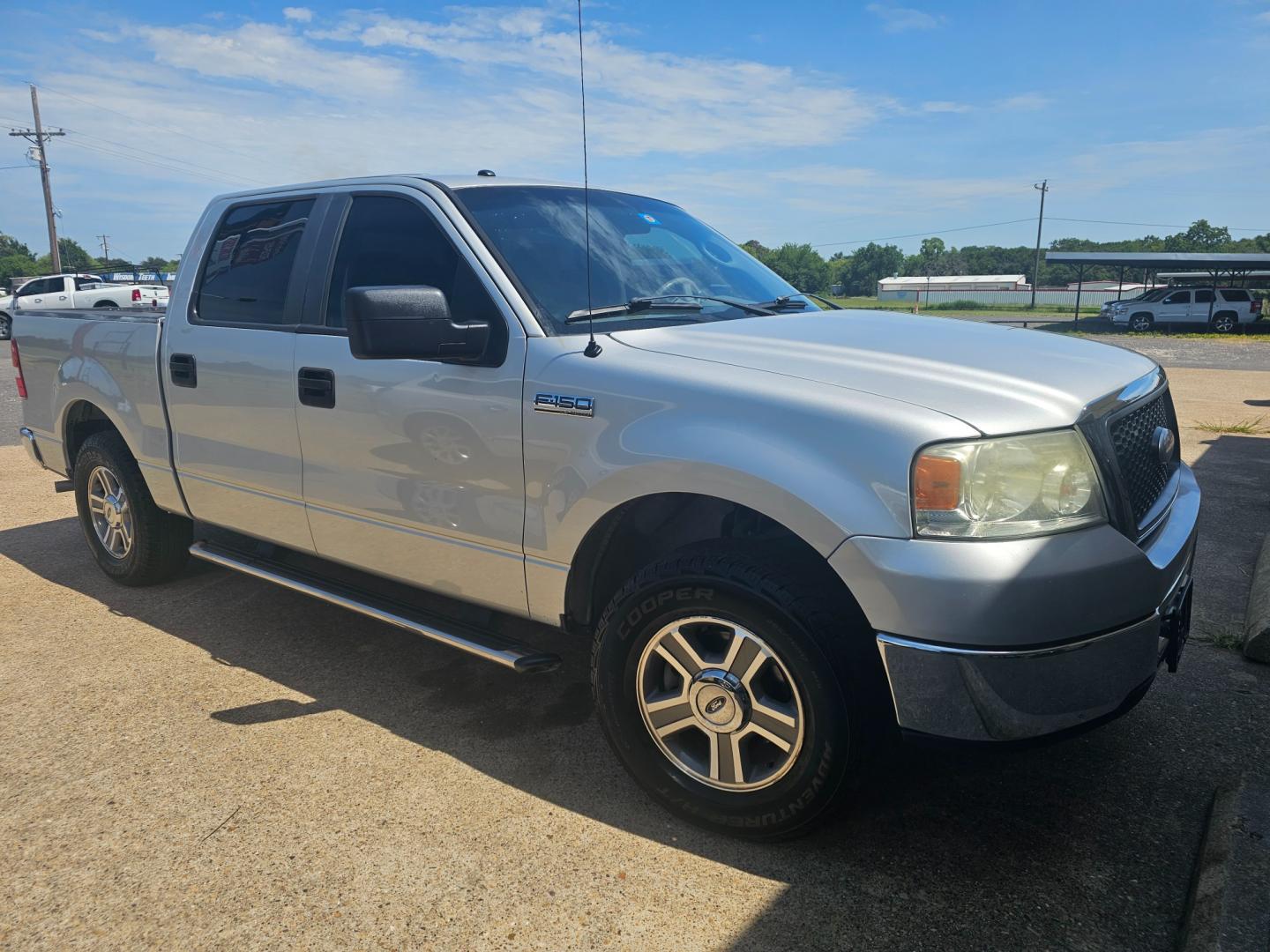 2007 SILVER Ford F-150 Lariat SuperCrew 2WD (1FTRW12W77K) with an 4.6L V8 SOHC 16V engine, 4-Speed Automatic Overdrive transmission, located at 533 S Seven Points BLVD, Seven Points, TX, 75143, (430) 255-4030, 32.313999, -96.209351 - Photo#1