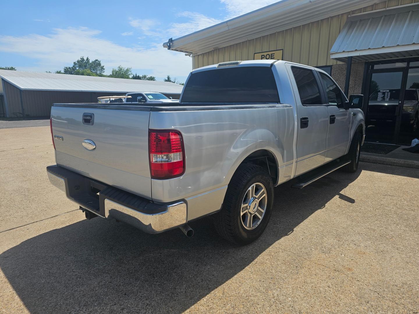 2007 SILVER Ford F-150 Lariat SuperCrew 2WD (1FTRW12W77K) with an 4.6L V8 SOHC 16V engine, 4-Speed Automatic Overdrive transmission, located at 533 S Seven Points BLVD, Seven Points, TX, 75143, (430) 255-4030, 32.313999, -96.209351 - Photo#2