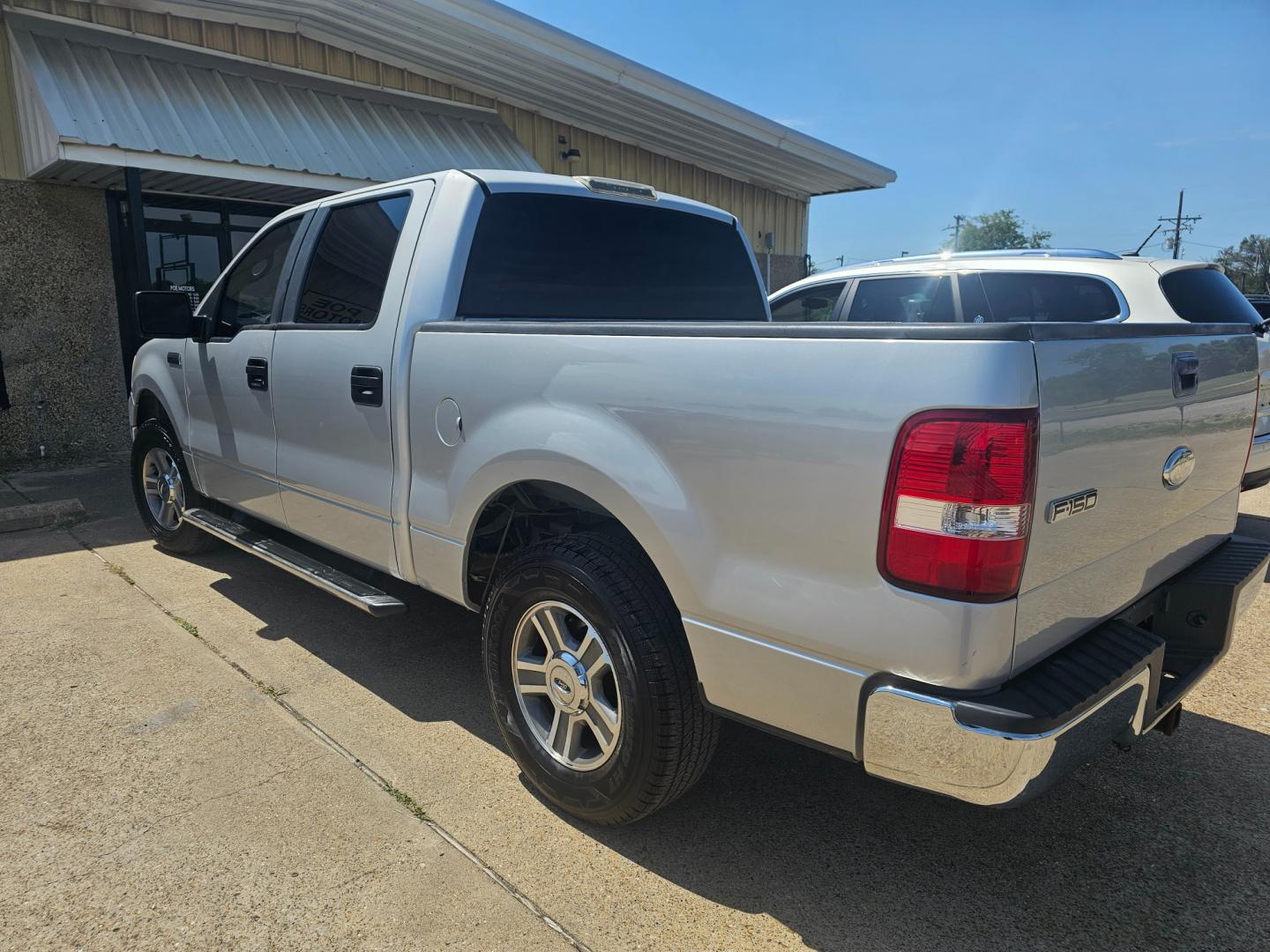 2007 SILVER Ford F-150 Lariat SuperCrew 2WD (1FTRW12W77K) with an 4.6L V8 SOHC 16V engine, 4-Speed Automatic Overdrive transmission, located at 533 S Seven Points BLVD, Seven Points, TX, 75143, (430) 255-4030, 32.313999, -96.209351 - Photo#3