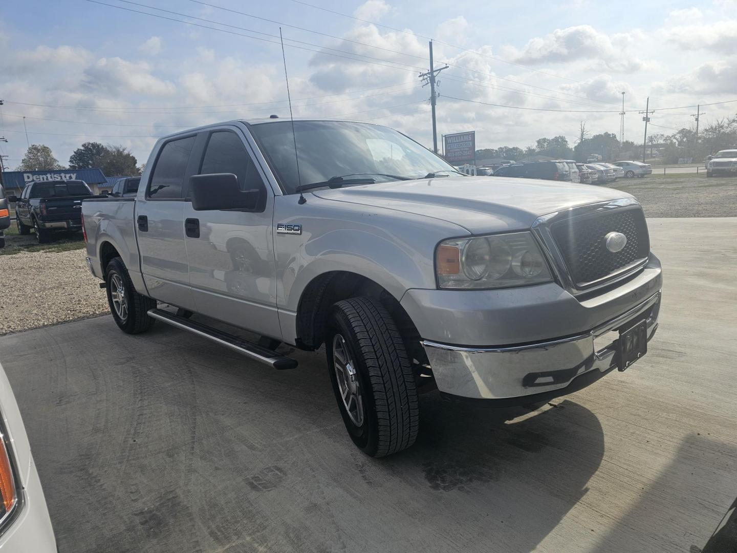 2007 SILVER Ford F-150 Lariat SuperCrew 2WD (1FTRW12W77K) with an 4.6L V8 SOHC 16V engine, 4-Speed Automatic Overdrive transmission, located at 607 S Seven Points BLVD, Seven Points, TX, 75143, (430) 255-4030, 32.313934, -96.207932 - Photo#1