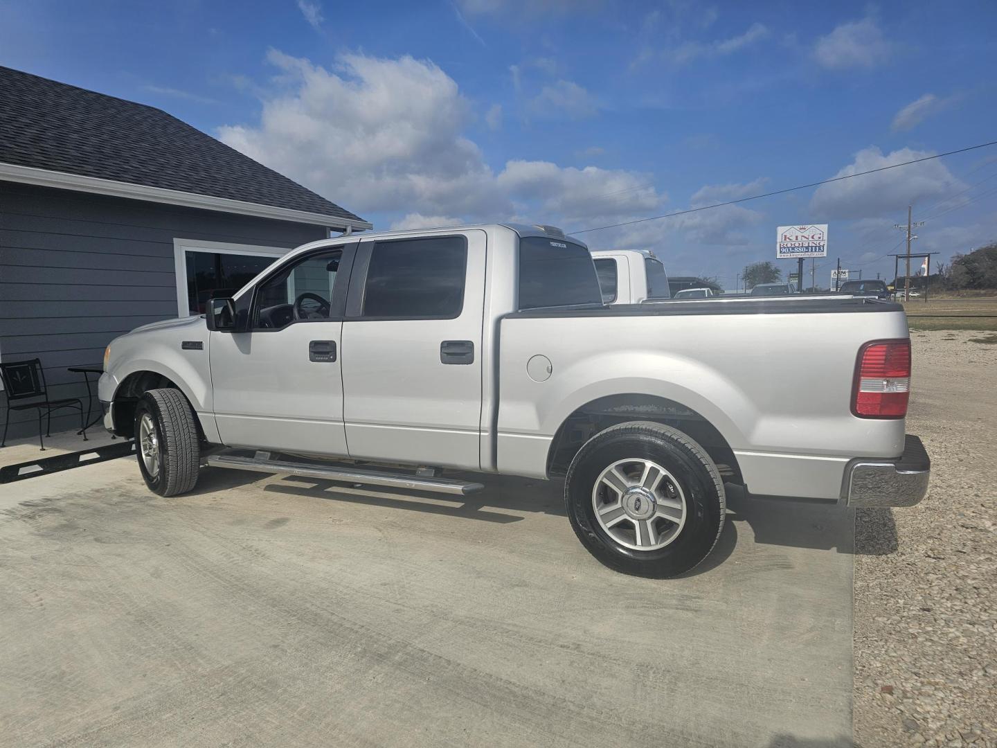 2007 SILVER Ford F-150 Lariat SuperCrew 2WD (1FTRW12W77K) with an 4.6L V8 SOHC 16V engine, 4-Speed Automatic Overdrive transmission, located at 607 S Seven Points BLVD, Seven Points, TX, 75143, (430) 255-4030, 32.313934, -96.207932 - Photo#3