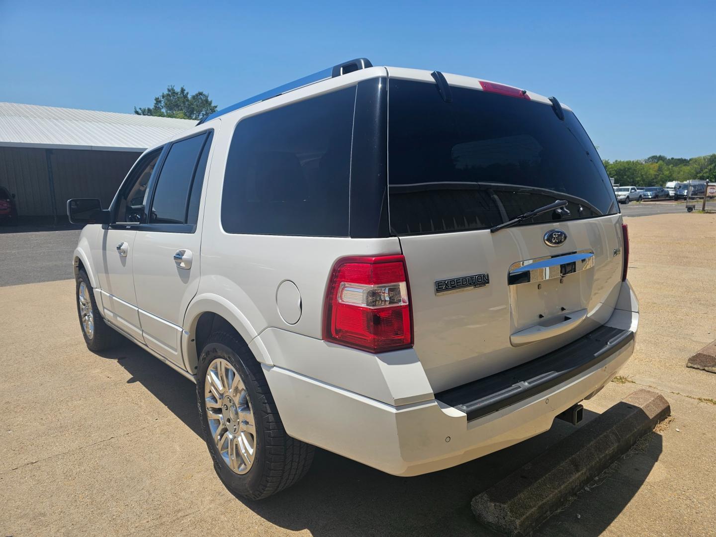 2013 WHITE Ford Expedition Limited 2WD (1FMJU1K54DE) with an 5.4L V8 SOHC 16V FFV engine, 6-Speed Automatic transmission, located at 533 S Seven Points BLVD, Seven Points, TX, 75143, (430) 255-4030, 32.313999, -96.209351 - Photo#3