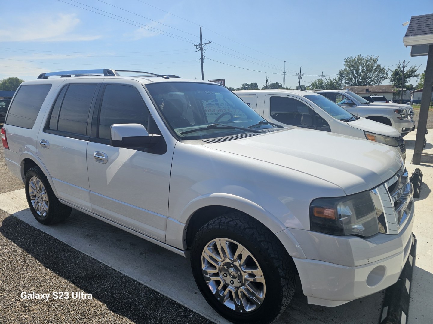 2013 WHITE Ford Expedition Limited 2WD (1FMJU1K54DE) with an 5.4L V8 SOHC 16V FFV engine, 6-Speed Automatic transmission, located at 607 S Seven Points BLVD, Seven Points, TX, 75143, (430) 255-4030, 32.313934, -96.207932- Photo#1