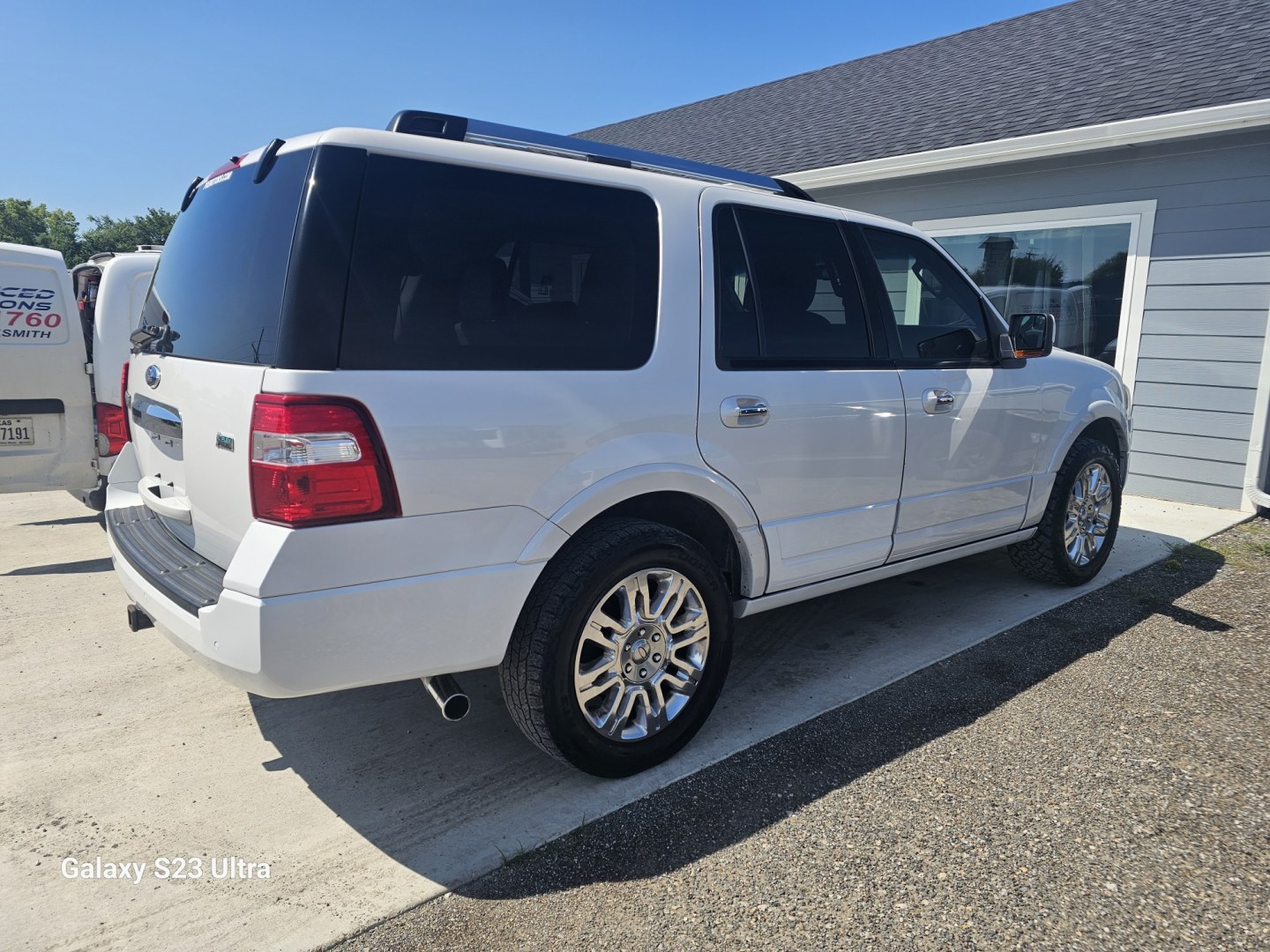 2013 WHITE Ford Expedition Limited 2WD (1FMJU1K54DE) with an 5.4L V8 SOHC 16V FFV engine, 6-Speed Automatic transmission, located at 607 S Seven Points BLVD, Seven Points, TX, 75143, (430) 255-4030, 32.313934, -96.207932- Photo#2