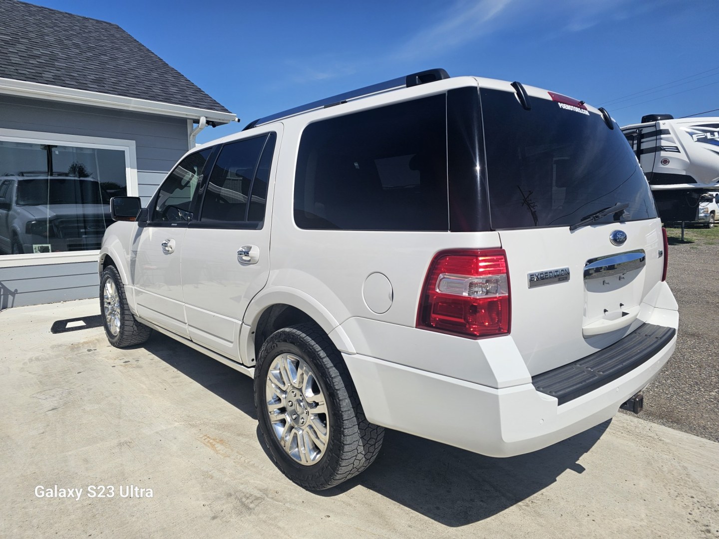 2013 WHITE Ford Expedition Limited 2WD (1FMJU1K54DE) with an 5.4L V8 SOHC 16V FFV engine, 6-Speed Automatic transmission, located at 607 S Seven Points BLVD, Seven Points, TX, 75143, (430) 255-4030, 32.313934, -96.207932- Photo#3