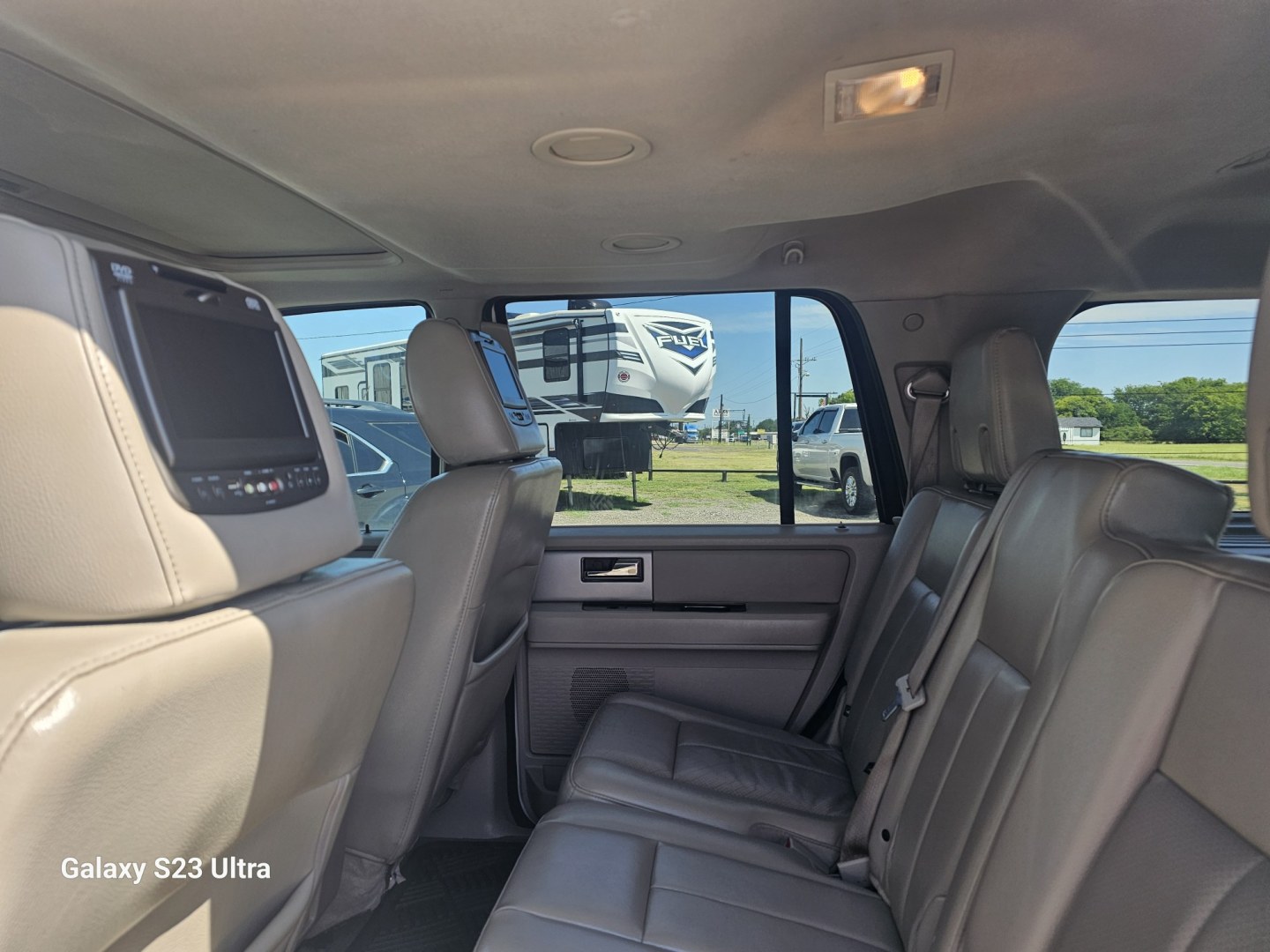 2013 WHITE Ford Expedition Limited 2WD (1FMJU1K54DE) with an 5.4L V8 SOHC 16V FFV engine, 6-Speed Automatic transmission, located at 607 S Seven Points BLVD, Seven Points, TX, 75143, (430) 255-4030, 32.313934, -96.207932- Photo#5