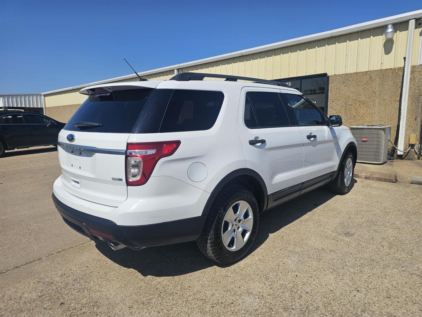 2013 WHITE Ford Explorer Base 4WD (1FM5K8B89DG) with an 3.5L V6 DOHC 24V engine, 6-Speed Automatic transmission, located at 533 S Seven Points BLVD, Seven Points, TX, 75143, (430) 255-4030, 32.313999, -96.209351 - Photo#2