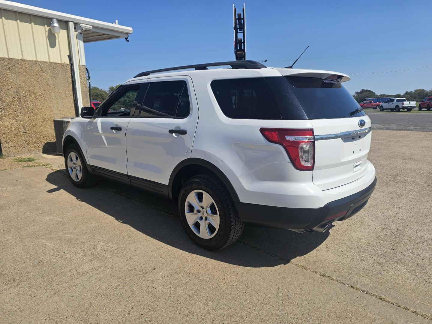 2013 WHITE Ford Explorer Base 4WD (1FM5K8B89DG) with an 3.5L V6 DOHC 24V engine, 6-Speed Automatic transmission, located at 533 S Seven Points BLVD, Seven Points, TX, 75143, (430) 255-4030, 32.313999, -96.209351 - Photo#3