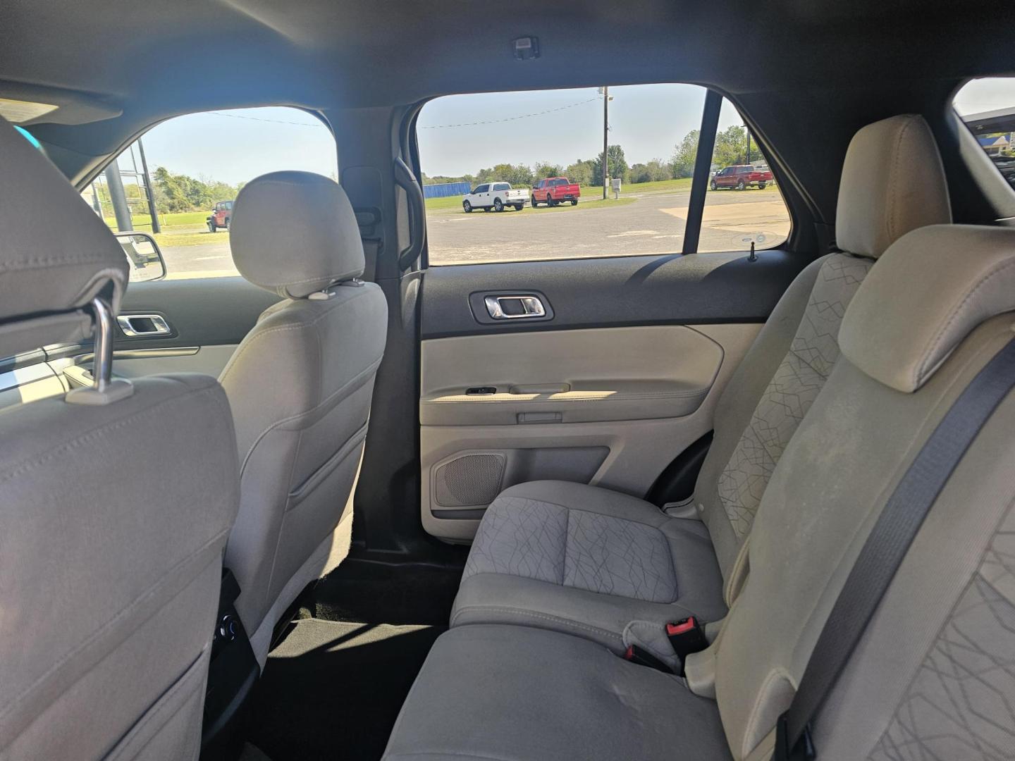 2013 WHITE Ford Explorer Base 4WD (1FM5K8B89DG) with an 3.5L V6 DOHC 24V engine, 6-Speed Automatic transmission, located at 533 S Seven Points BLVD, Seven Points, TX, 75143, (430) 255-4030, 32.313999, -96.209351 - Photo#5