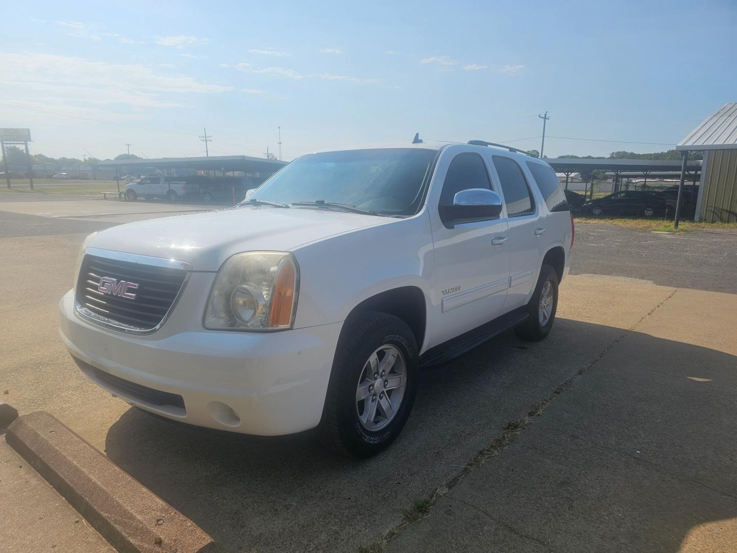 2011 WHITE GMC Yukon SLE1 2WD (1GKS1AE08BR) with an 5.3L V8 OHV 16V FFV engine, 4-Speed Automatic transmission, located at 533 S Seven Points BLVD, Seven Points, TX, 75143, (430) 255-4030, 32.313999, -96.209351 - Photo#1