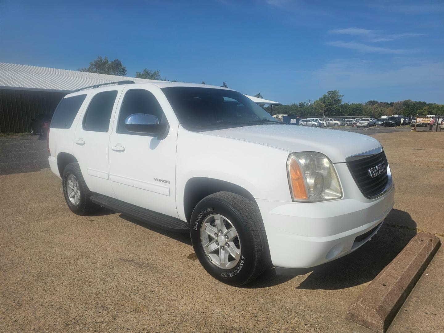 2011 WHITE GMC Yukon SLE1 2WD (1GKS1AE08BR) with an 5.3L V8 OHV 16V FFV engine, 4-Speed Automatic transmission, located at 533 S Seven Points BLVD, Seven Points, TX, 75143, (430) 255-4030, 32.313999, -96.209351 - Photo#0