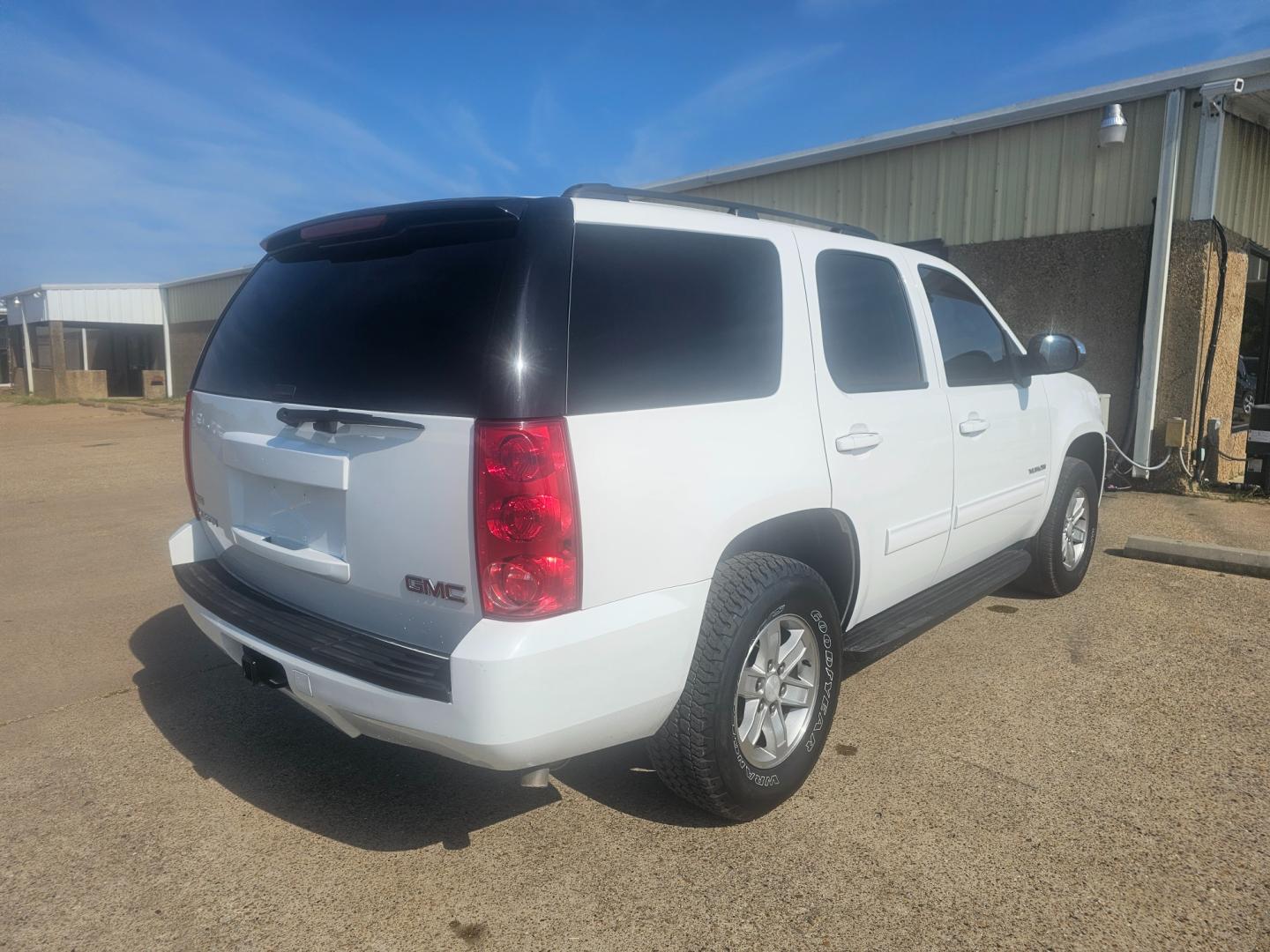 2011 WHITE GMC Yukon SLE1 2WD (1GKS1AE08BR) with an 5.3L V8 OHV 16V FFV engine, 4-Speed Automatic transmission, located at 533 S Seven Points BLVD, Seven Points, TX, 75143, (430) 255-4030, 32.313999, -96.209351 - Photo#2