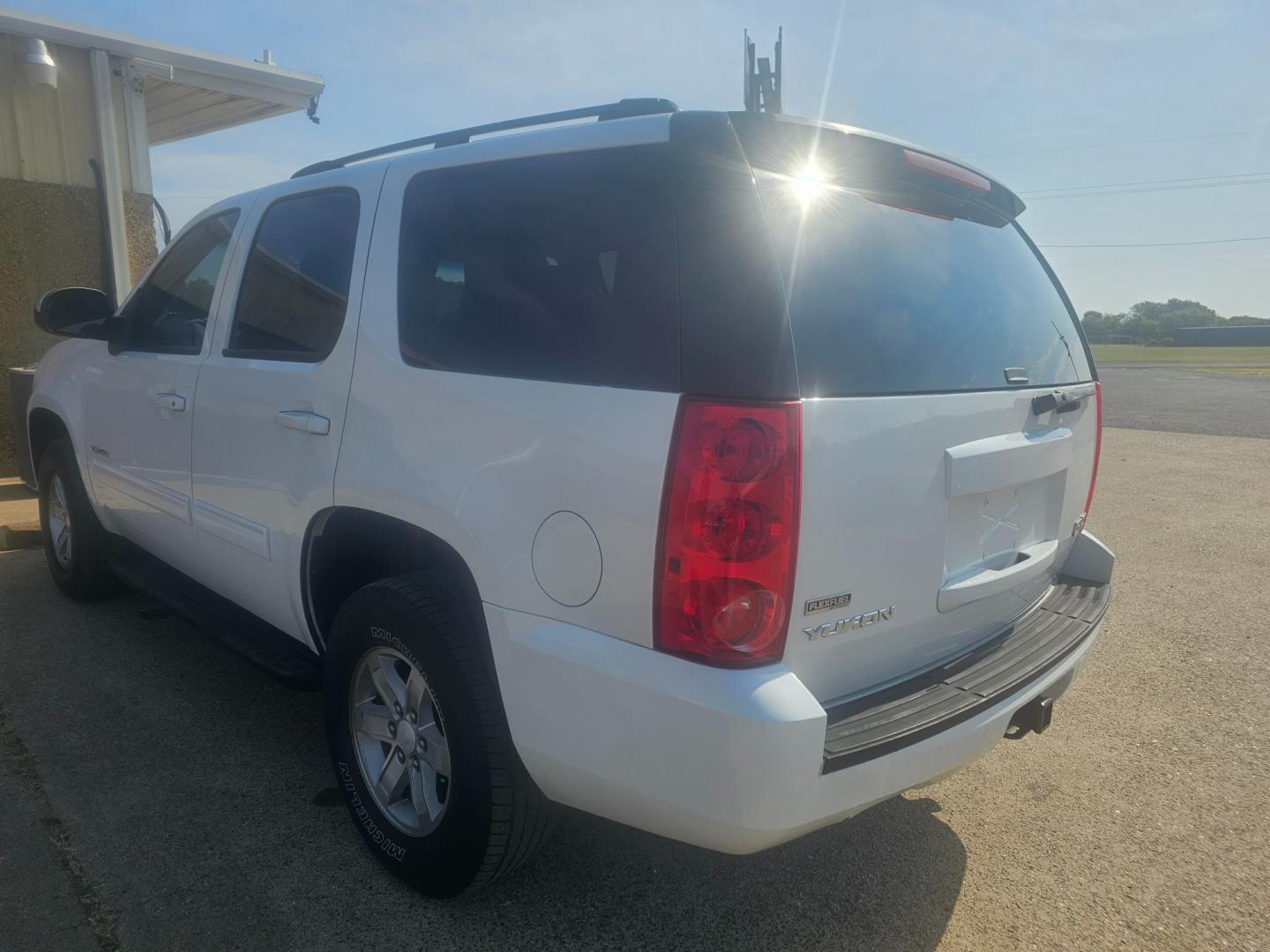 2011 WHITE GMC Yukon SLE1 2WD (1GKS1AE08BR) with an 5.3L V8 OHV 16V FFV engine, 4-Speed Automatic transmission, located at 533 S Seven Points BLVD, Seven Points, TX, 75143, (430) 255-4030, 32.313999, -96.209351 - Photo#3