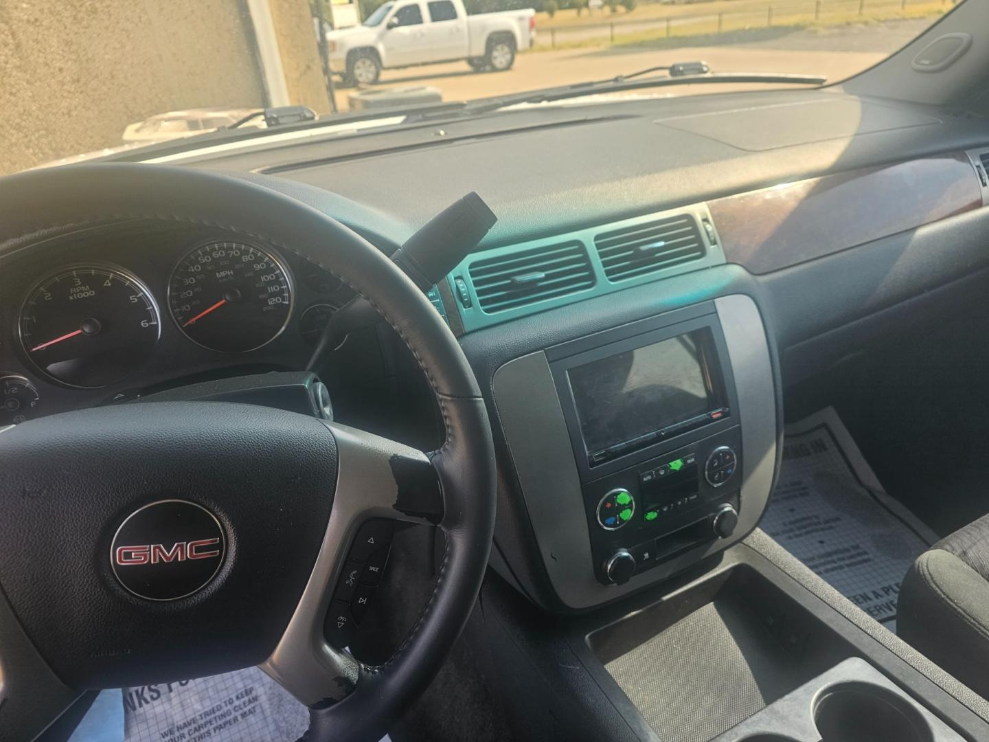 2011 WHITE GMC Yukon SLE1 2WD (1GKS1AE08BR) with an 5.3L V8 OHV 16V FFV engine, 4-Speed Automatic transmission, located at 533 S Seven Points BLVD, Seven Points, TX, 75143, (430) 255-4030, 32.313999, -96.209351 - Photo#4