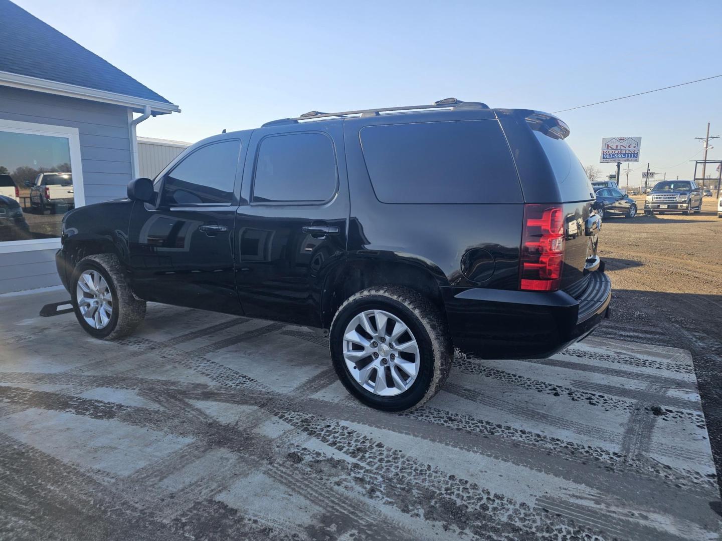 2013 BLACK Chevrolet Tahoe LT 4WD (1GNSKBE01DR) with an 5.3L V8 OHV 16V FFV engine, 6-Speed Automatic transmission, located at 607 S Seven Points BLVD, Seven Points, TX, 75143, (430) 255-4030, 32.313934, -96.207932 - Photo#3