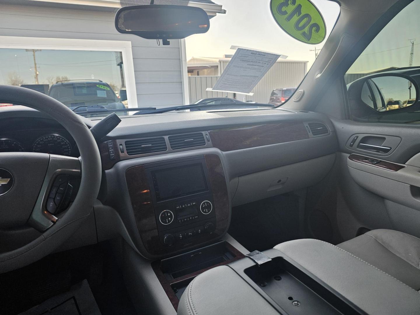 2013 BLACK Chevrolet Tahoe LT 4WD (1GNSKBE01DR) with an 5.3L V8 OHV 16V FFV engine, 6-Speed Automatic transmission, located at 607 S Seven Points BLVD, Seven Points, TX, 75143, (430) 255-4030, 32.313934, -96.207932 - Photo#4