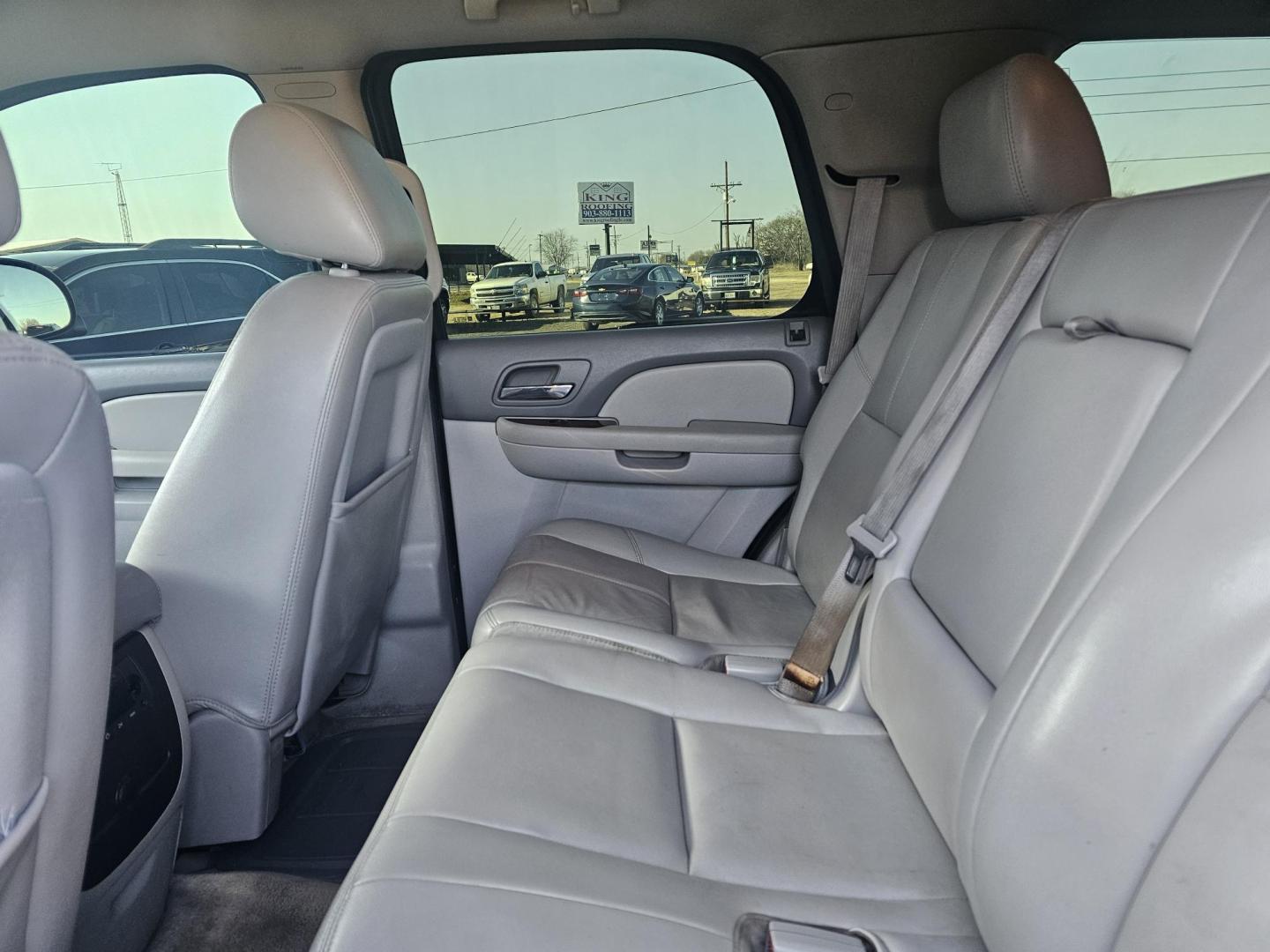 2013 BLACK Chevrolet Tahoe LT 4WD (1GNSKBE01DR) with an 5.3L V8 OHV 16V FFV engine, 6-Speed Automatic transmission, located at 607 S Seven Points BLVD, Seven Points, TX, 75143, (430) 255-4030, 32.313934, -96.207932 - Photo#5