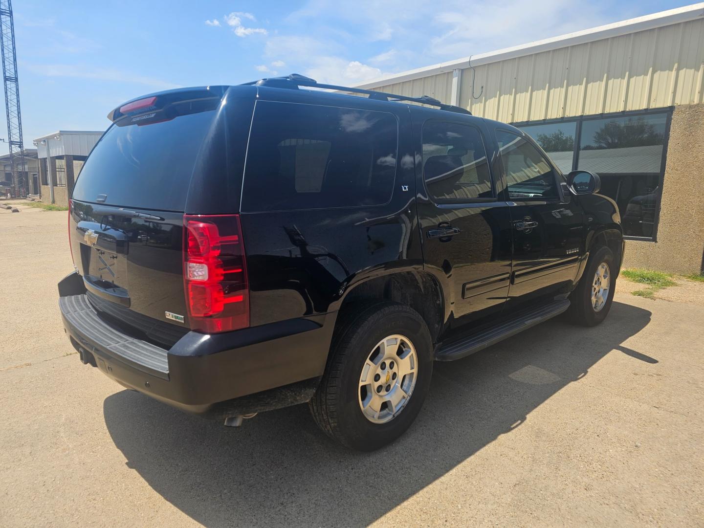 2011 BLACK Chevrolet Tahoe LT 2WD (1GNSCBE09BR) with an 5.3L V8 OHV 16V FFV engine, 6-Speed Automatic transmission, located at 533 S Seven Points BLVD, Seven Points, TX, 75143, (430) 255-4030, 32.313999, -96.209351 - Photo#2