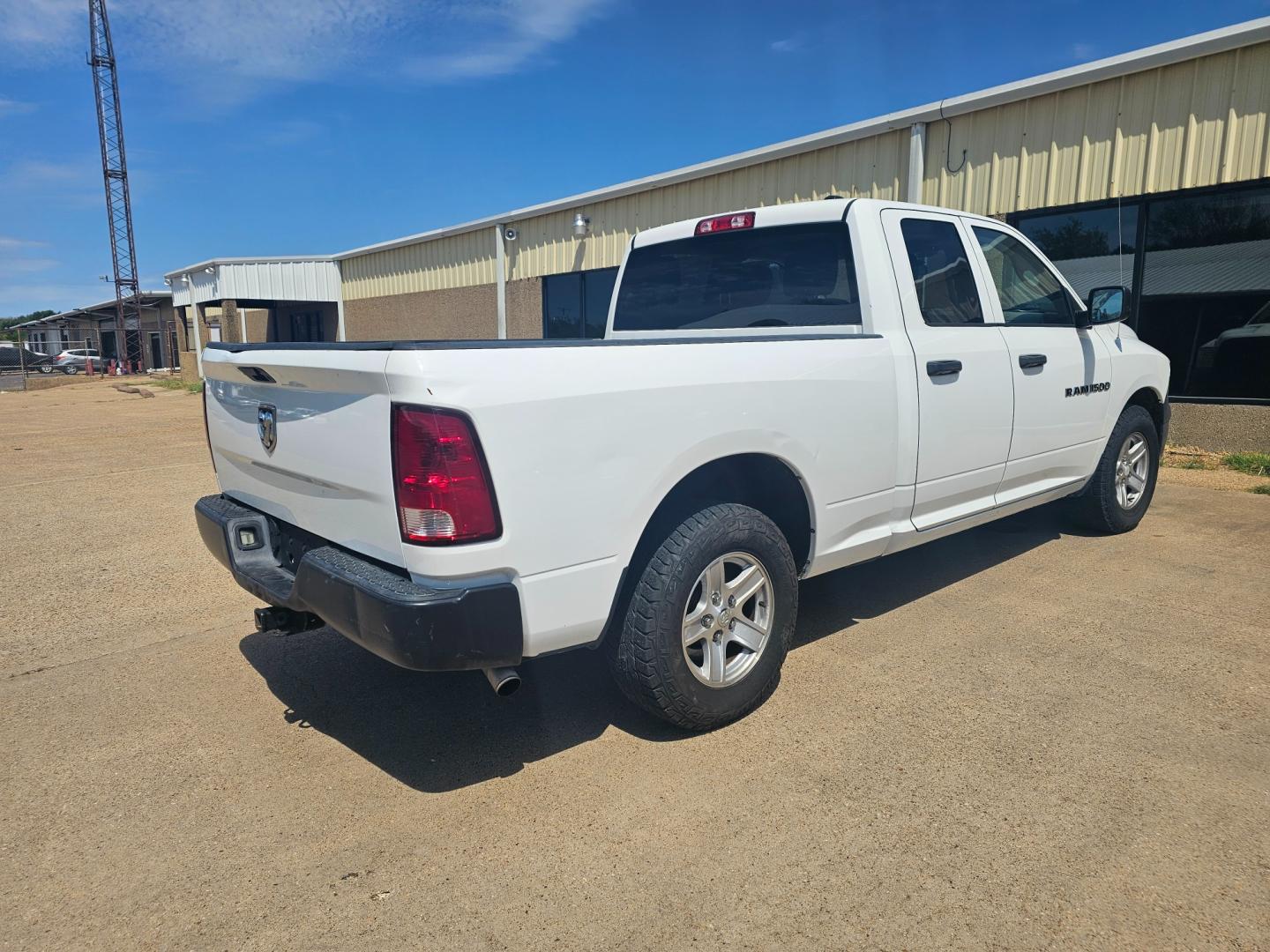 2012 WHITE Dodge Ram 1500 ST Quad Cab 2WD (1C6RD6FP9CS) with an 4.7L V8 SOHC 16V FFV engine, 6-Speed Automatic transmission, located at 533 S Seven Points BLVD, Seven Points, TX, 75143, (430) 255-4030, 32.313999, -96.209351 - Photo#2