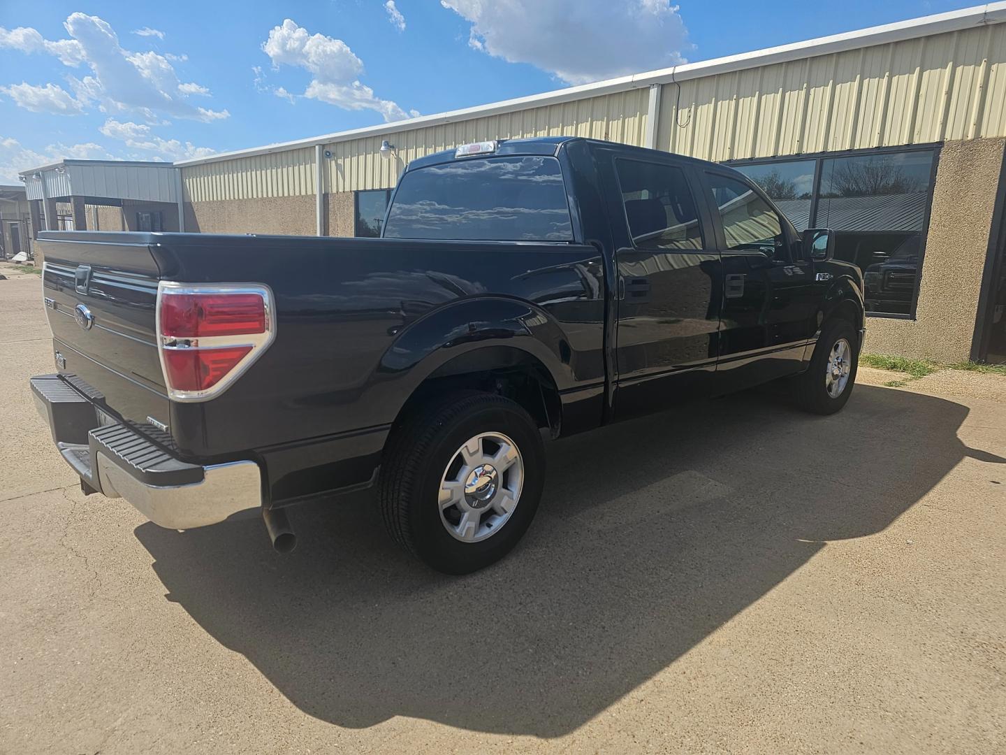 2013 BLACK Ford F-150 FX2 SuperCrew 5.5-ft. Bed 2WD (1FTFW1CFXDK) with an 5.0L V8 engine, 6-Speed Automatic transmission, located at 533 S Seven Points BLVD, Seven Points, TX, 75143, (430) 255-4030, 32.313999, -96.209351 - Photo#2