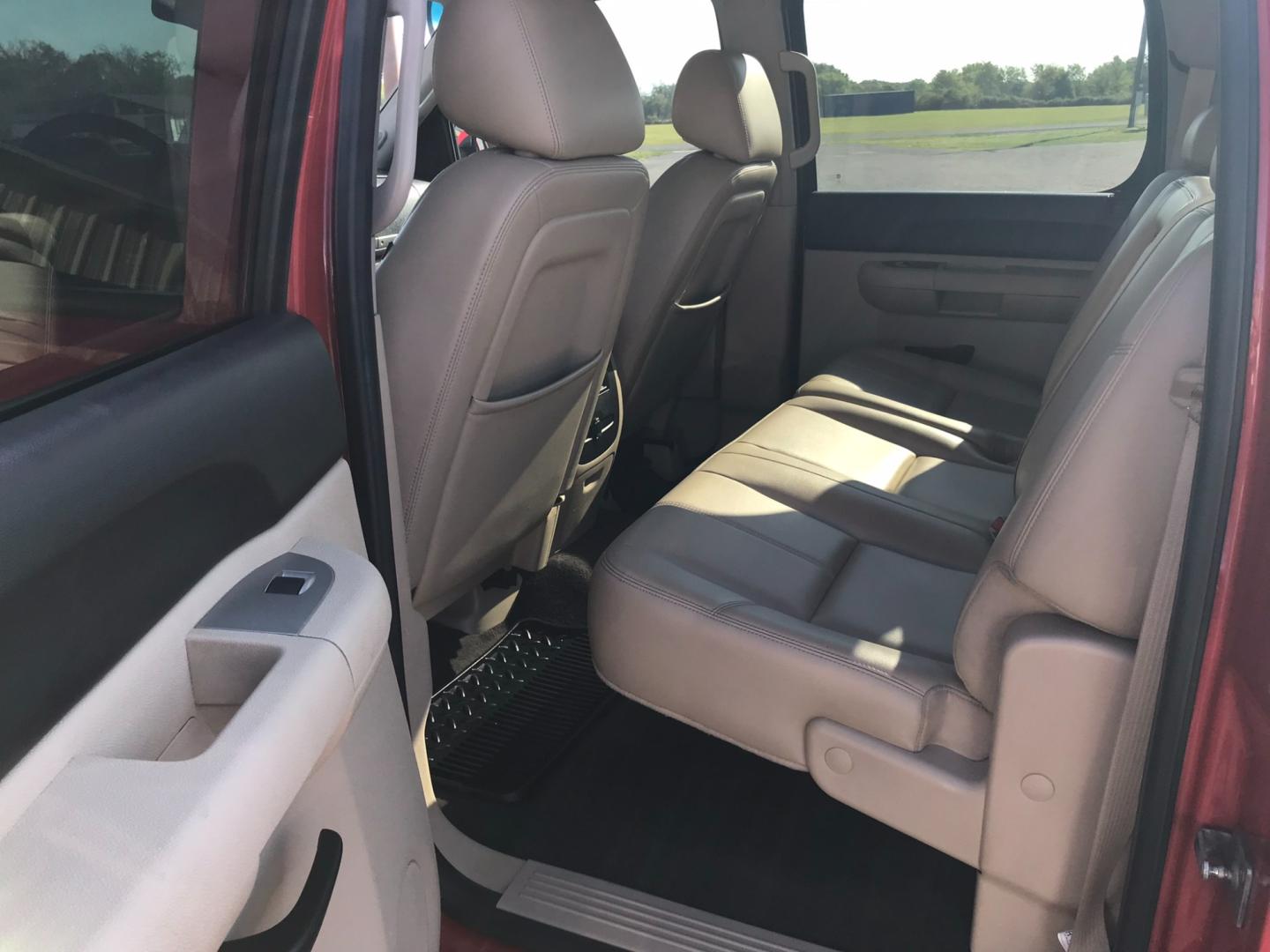 2011 Red Chevrolet Silverado 1500 LT Crew Cab 2WD (3GCPCSE04BG) with an 5.3L V8 OHV 16V FFV engine, 4-Speed Automatic transmission, located at 533 S Seven Points BLVD, Seven Points, TX, 75143, (430) 255-4030, 32.313999, -96.209351 - Photo#4