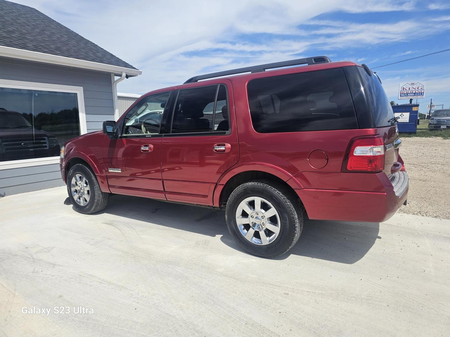 2008 MAROON Ford Expedition XLT 2WD (1FMFU15558L) with an 5.4L V8 SOHC 16V engine, 6-Speed Automatic Overdrive transmission, located at 607 S Seven Points BLVD, Seven Points, TX, 75143, (430) 255-4030, 32.313934, -96.207932 - Photo#3