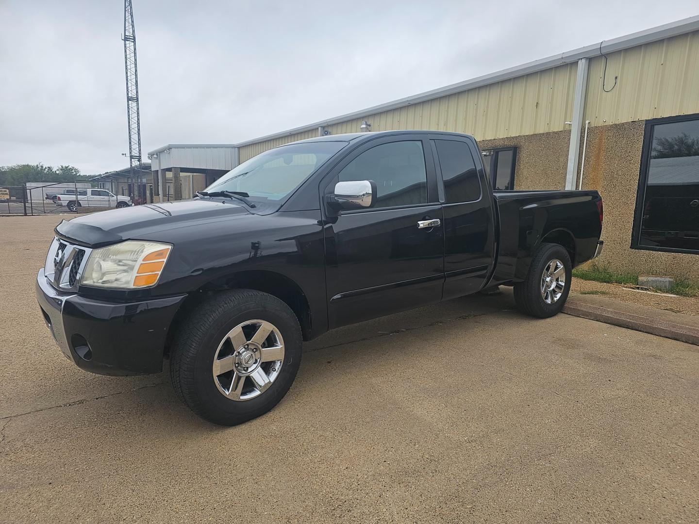 2005 BLACK Nissan Titan LE King Cab 2WD (1N6BA06A65N) with an 5.6L V8 DOHC 32V FFV engine, 5-Speed Automatic Overdrive transmission, located at 533 S Seven Points BLVD, Seven Points, TX, 75143, (430) 255-4030, 32.313999, -96.209351 - Photo#0