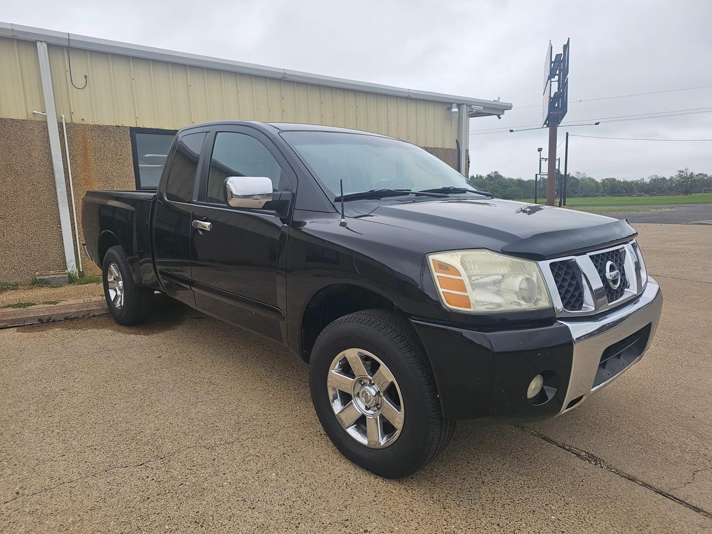 2005 BLACK Nissan Titan LE King Cab 2WD (1N6BA06A65N) with an 5.6L V8 DOHC 32V FFV engine, 5-Speed Automatic Overdrive transmission, located at 533 S Seven Points BLVD, Seven Points, TX, 75143, (430) 255-4030, 32.313999, -96.209351 - Photo#1