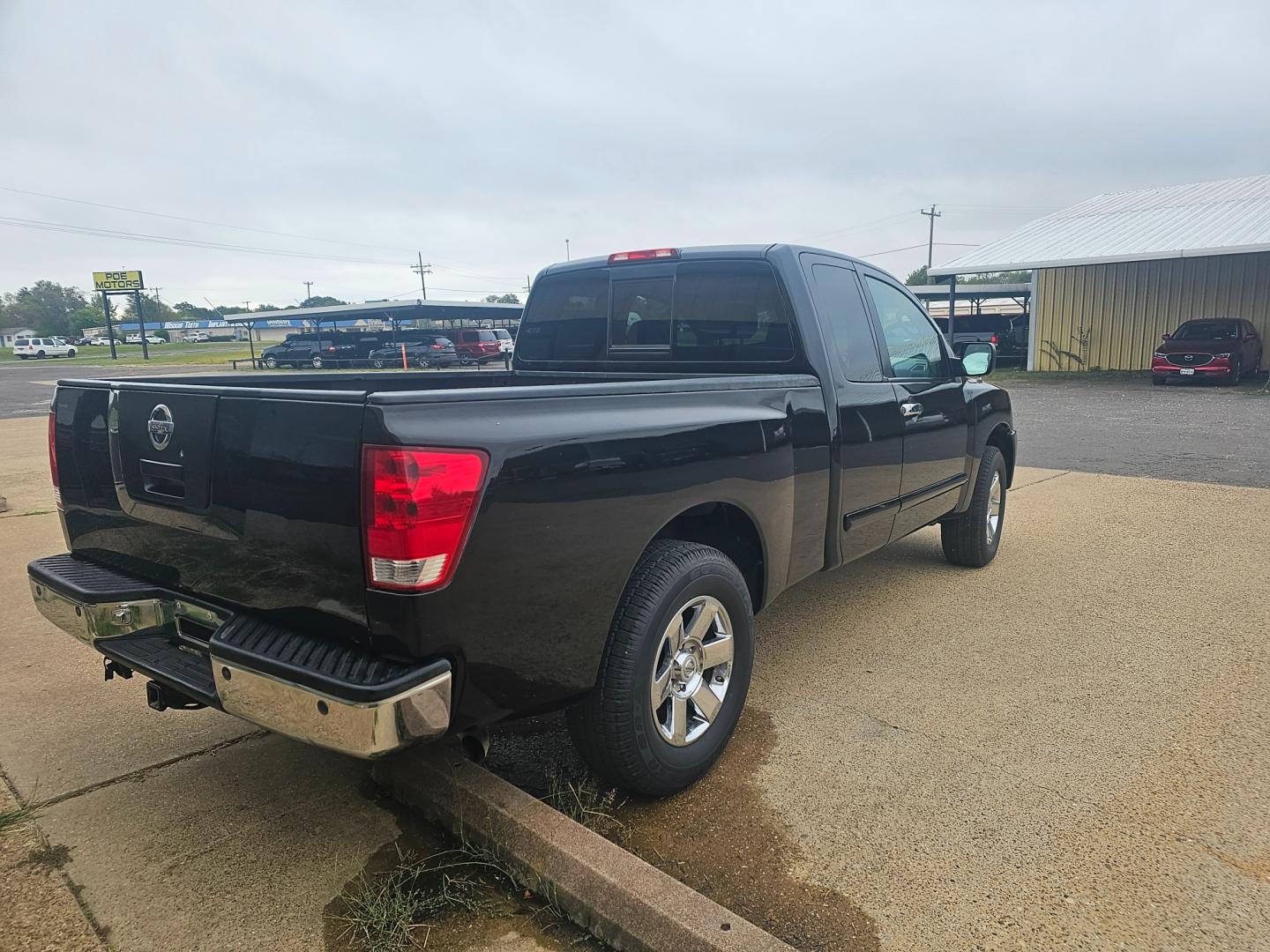 2005 BLACK Nissan Titan LE King Cab 2WD (1N6BA06A65N) with an 5.6L V8 DOHC 32V FFV engine, 5-Speed Automatic Overdrive transmission, located at 533 S Seven Points BLVD, Seven Points, TX, 75143, (430) 255-4030, 32.313999, -96.209351 - Photo#2