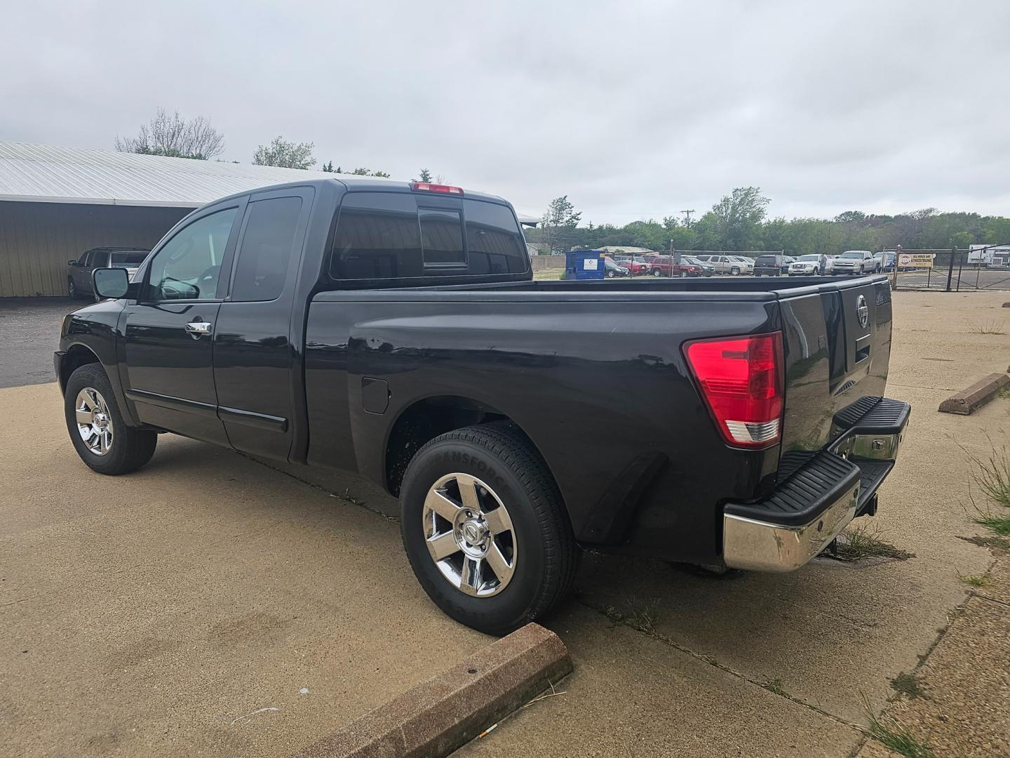 2005 BLACK Nissan Titan LE King Cab 2WD (1N6BA06A65N) with an 5.6L V8 DOHC 32V FFV engine, 5-Speed Automatic Overdrive transmission, located at 533 S Seven Points BLVD, Seven Points, TX, 75143, (430) 255-4030, 32.313999, -96.209351 - Photo#3