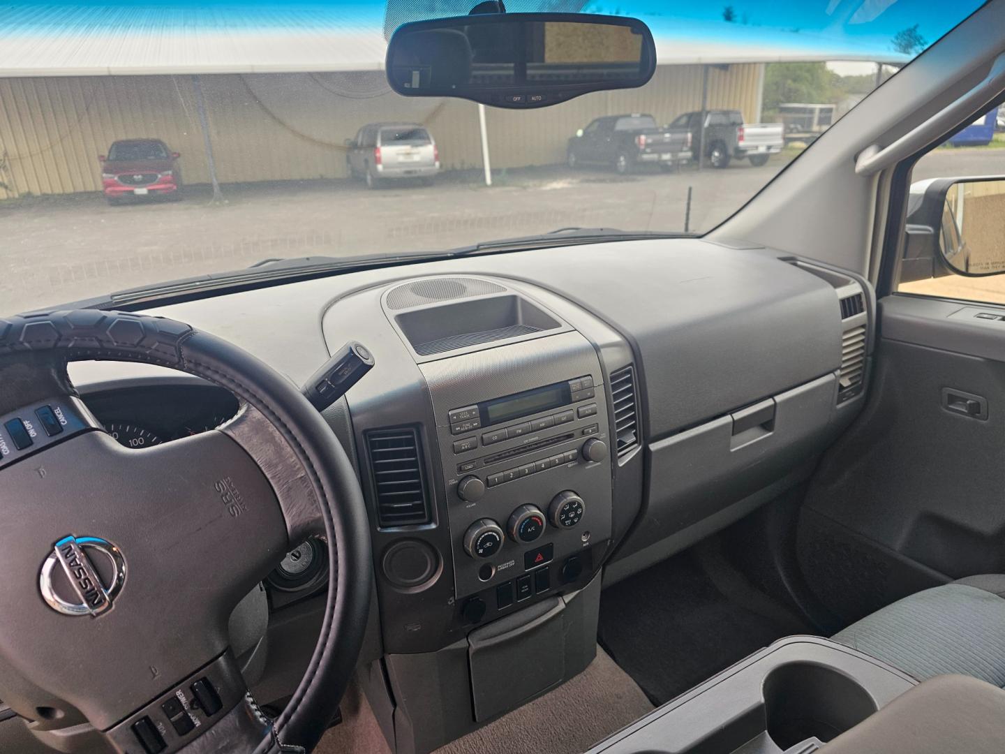 2005 BLACK Nissan Titan LE King Cab 2WD (1N6BA06A65N) with an 5.6L V8 DOHC 32V FFV engine, 5-Speed Automatic Overdrive transmission, located at 533 S Seven Points BLVD, Seven Points, TX, 75143, (430) 255-4030, 32.313999, -96.209351 - Photo#4