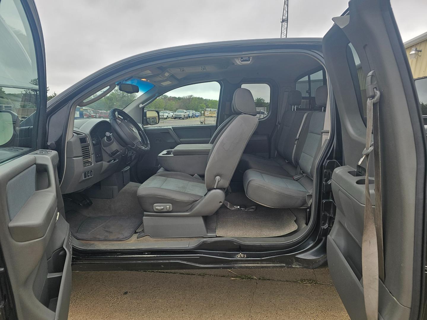 2005 BLACK Nissan Titan LE King Cab 2WD (1N6BA06A65N) with an 5.6L V8 DOHC 32V FFV engine, 5-Speed Automatic Overdrive transmission, located at 533 S Seven Points BLVD, Seven Points, TX, 75143, (430) 255-4030, 32.313999, -96.209351 - Photo#5