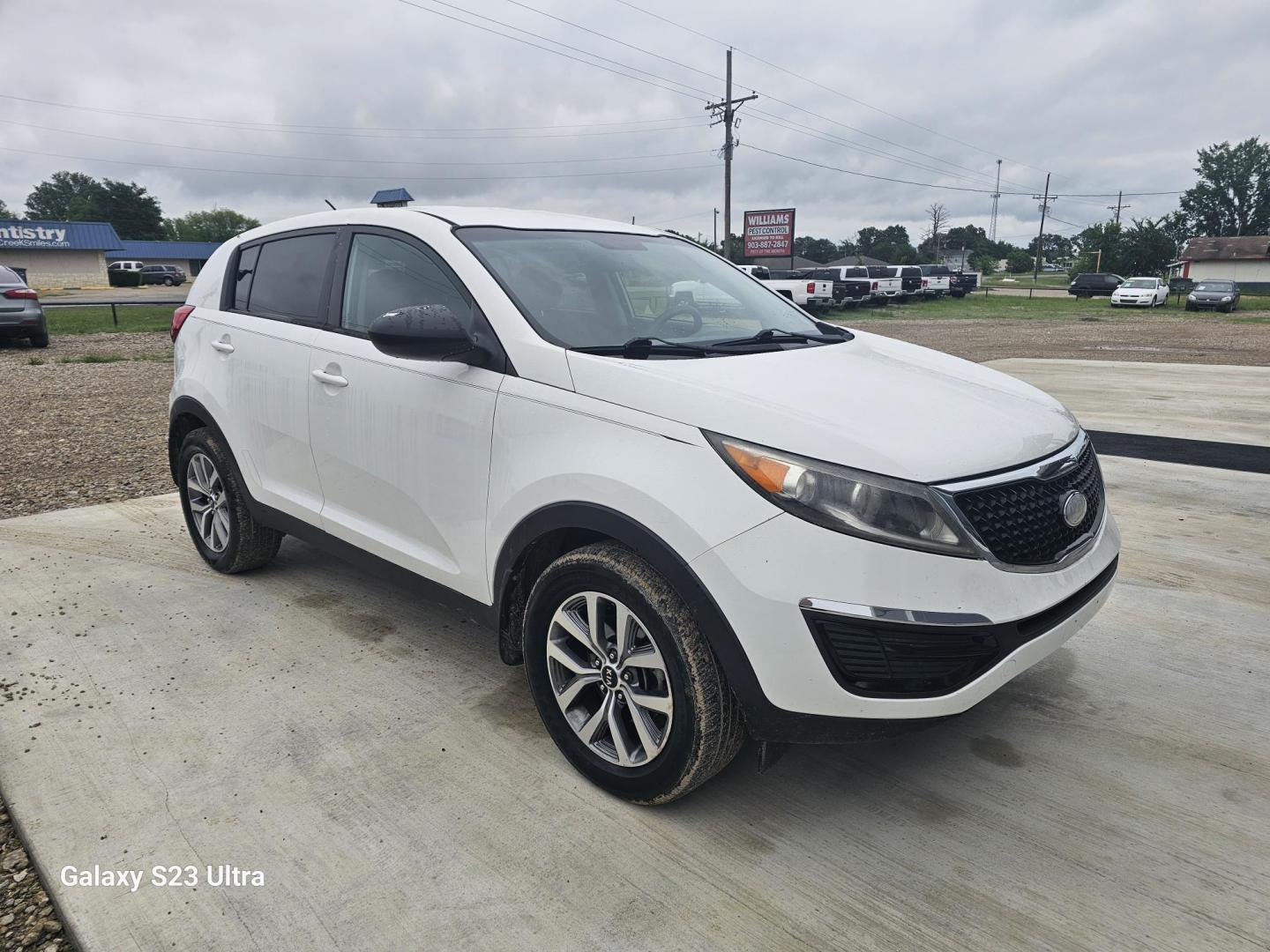2014 WHITE Kia Sportage LX FWD (KNDPB3AC1E7) with an 2.4L V6 DOHC 24V engine, 6-Speed Automatic transmission, located at 607 S Seven Points BLVD, Seven Points, TX, 75143, (430) 255-4030, 32.313934, -96.207932 - Photo#1