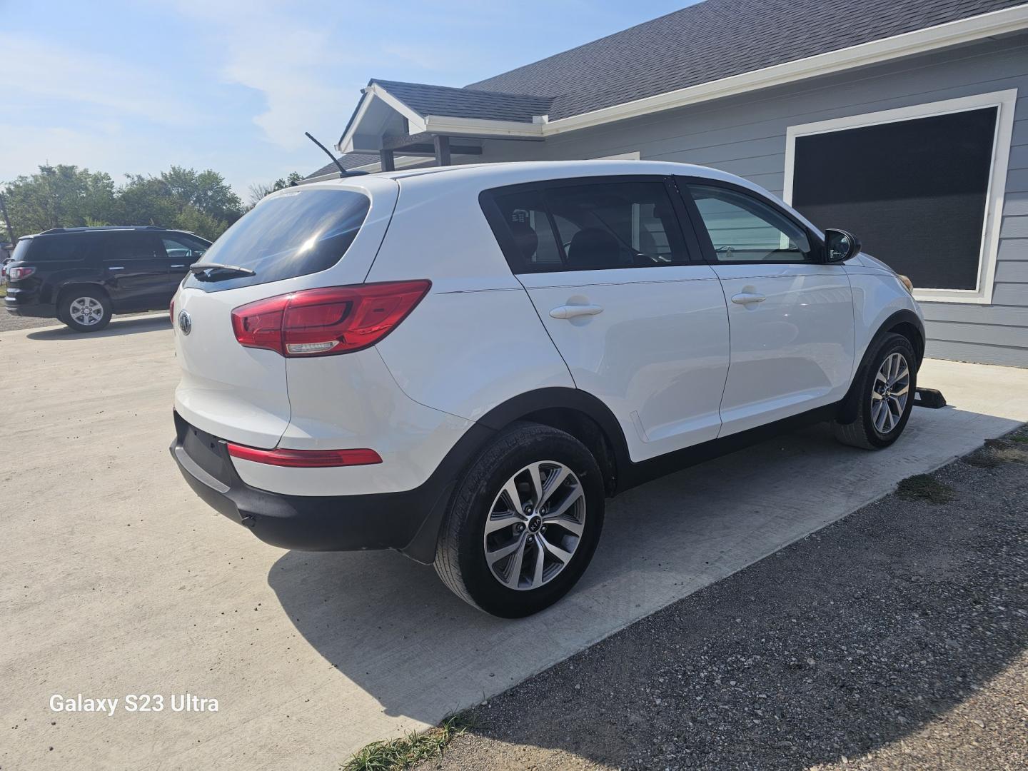 2014 WHITE Kia Sportage LX FWD (KNDPB3AC1E7) with an 2.4L V6 DOHC 24V engine, 6-Speed Automatic transmission, located at 607 S Seven Points BLVD, Seven Points, TX, 75143, (430) 255-4030, 32.313934, -96.207932- Photo#2