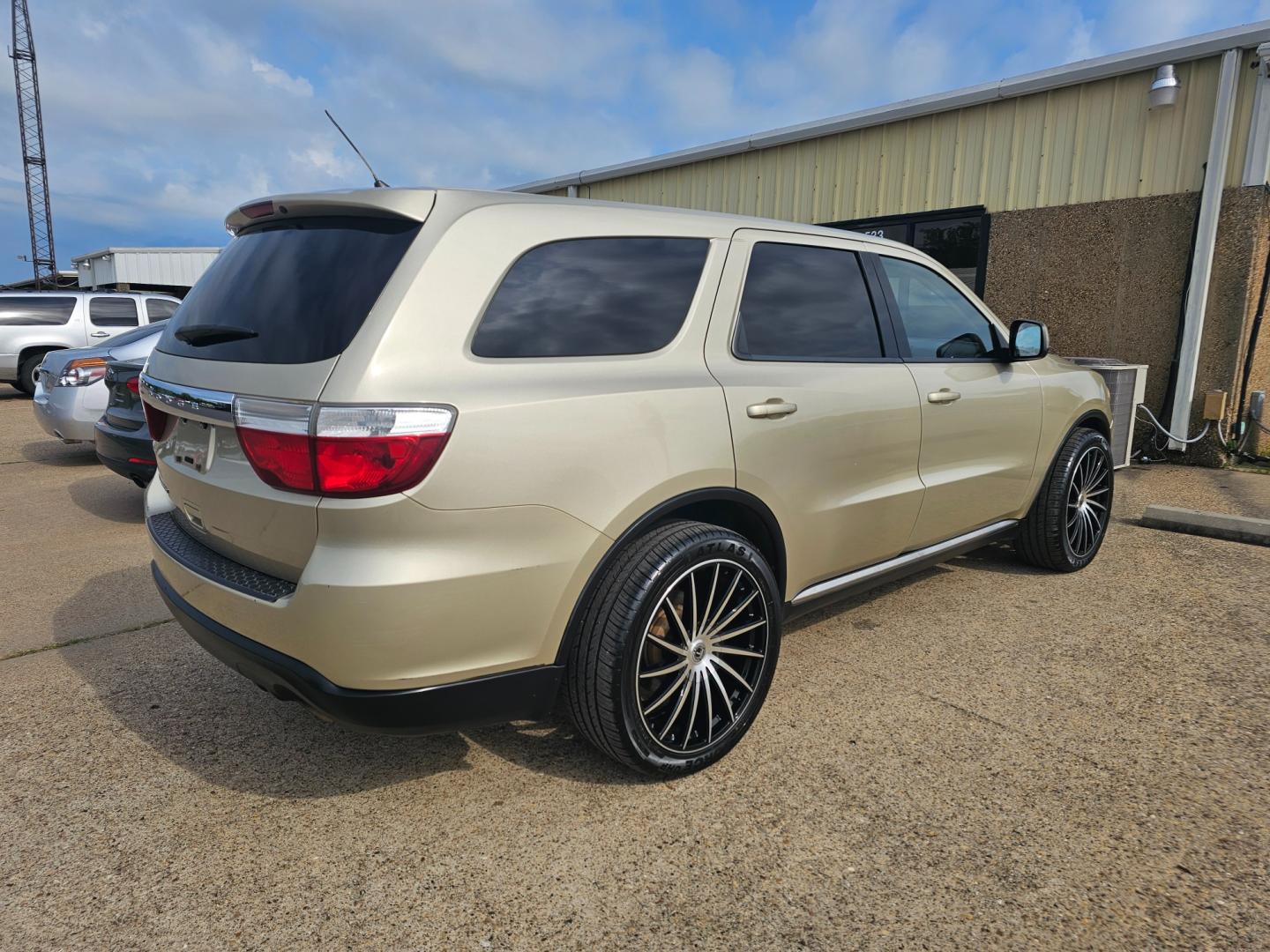 2011 GOLD Dodge Durango Express 2WD (1D4RD2GG1BC) with an 3.6L V6 DOHC 24V engine, located at 533 S Seven Points BLVD, Seven Points, TX, 75143, (430) 255-4030, 32.313999, -96.209351 - Photo#2