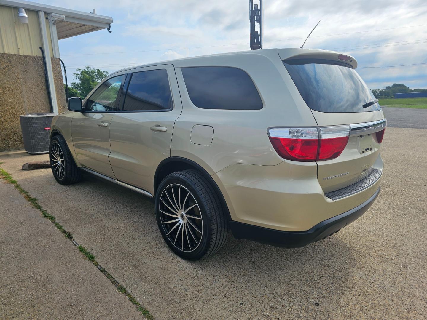 2011 GOLD Dodge Durango Express 2WD (1D4RD2GG1BC) with an 3.6L V6 DOHC 24V engine, located at 533 S Seven Points BLVD, Seven Points, TX, 75143, (430) 255-4030, 32.313999, -96.209351 - Photo#3