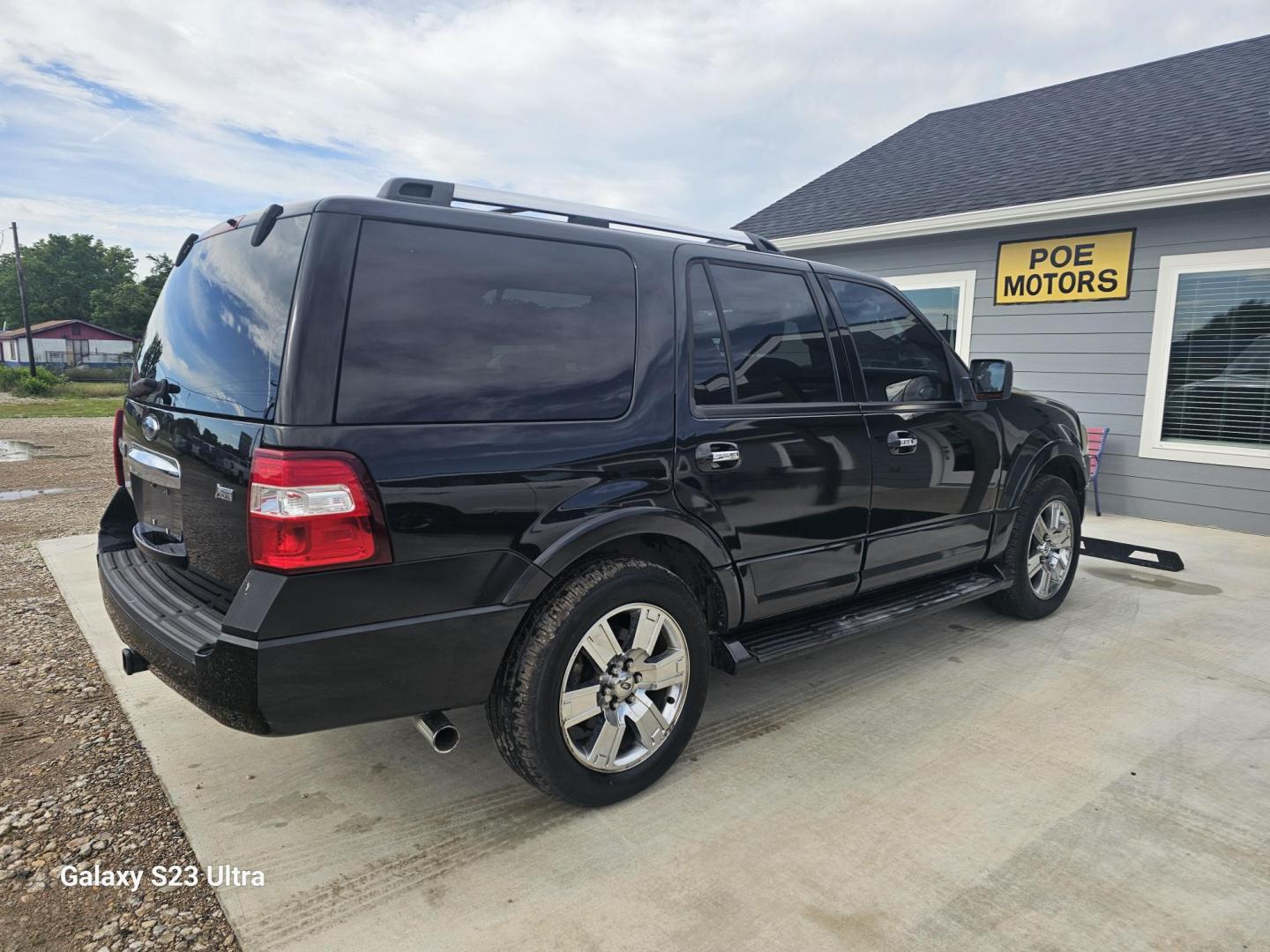 2010 BLACK Ford Expedition Limited 2WD (1FMJU1K57AE) with an 5.4L V8 SOHC 16V engine, 6-Speed Automatic transmission, located at 607 S Seven Points BLVD, Seven Points, TX, 75143, (430) 255-4030, 32.313934, -96.207932 - Photo#2