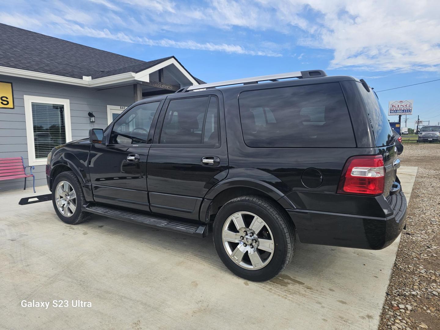 2010 BLACK Ford Expedition Limited 2WD (1FMJU1K57AE) with an 5.4L V8 SOHC 16V engine, 6-Speed Automatic transmission, located at 607 S Seven Points BLVD, Seven Points, TX, 75143, (430) 255-4030, 32.313934, -96.207932 - Photo#3