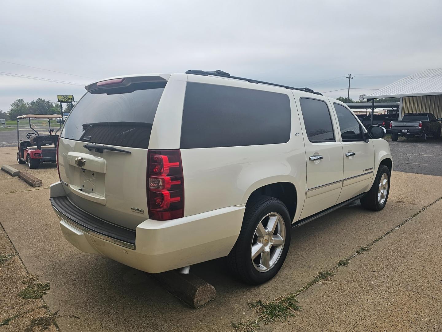 2011 WHITE Chevrolet Suburban LTZ 1500 2WD (1GNSCKE03BR) with an 5.3L V8 OHV 16V FFV engine, 4-Speed Automatic transmission, located at 533 S Seven Points BLVD, Seven Points, TX, 75143, (430) 255-4030, 32.313999, -96.209351 - Photo#2