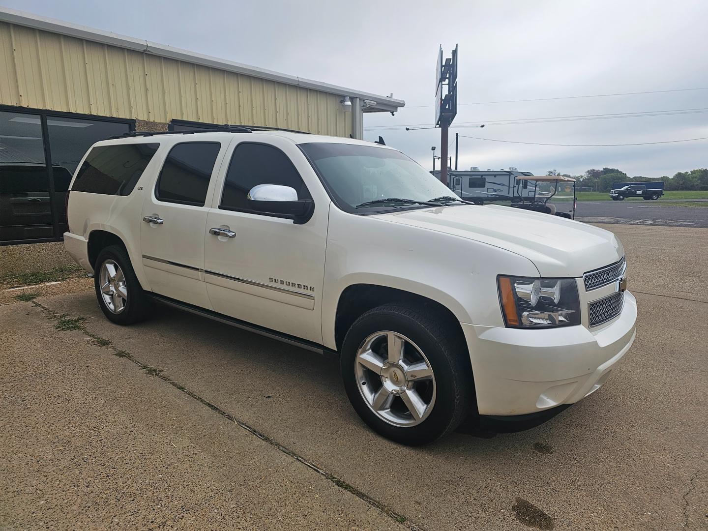 2011 WHITE Chevrolet Suburban LTZ 1500 2WD (1GNSCKE03BR) with an 5.3L V8 OHV 16V FFV engine, 4-Speed Automatic transmission, located at 533 S Seven Points BLVD, Seven Points, TX, 75143, (430) 255-4030, 32.313999, -96.209351 - Photo#1