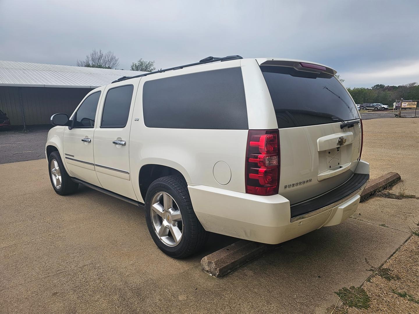 2011 WHITE Chevrolet Suburban LTZ 1500 2WD (1GNSCKE03BR) with an 5.3L V8 OHV 16V FFV engine, 4-Speed Automatic transmission, located at 533 S Seven Points BLVD, Seven Points, TX, 75143, (430) 255-4030, 32.313999, -96.209351 - Photo#3