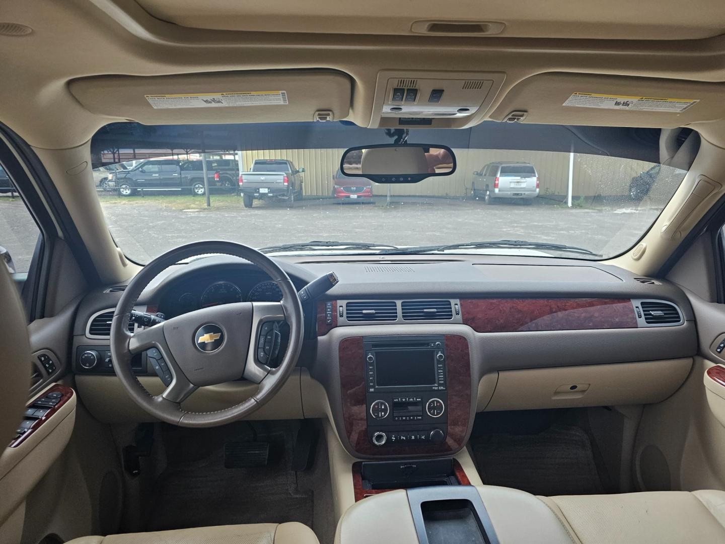 2011 WHITE Chevrolet Suburban LTZ 1500 2WD (1GNSCKE03BR) with an 5.3L V8 OHV 16V FFV engine, 4-Speed Automatic transmission, located at 533 S Seven Points BLVD, Seven Points, TX, 75143, (430) 255-4030, 32.313999, -96.209351 - Photo#4