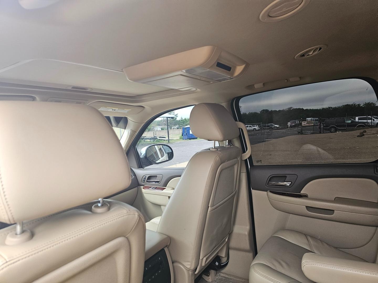 2011 WHITE Chevrolet Suburban LTZ 1500 2WD (1GNSCKE03BR) with an 5.3L V8 OHV 16V FFV engine, 4-Speed Automatic transmission, located at 533 S Seven Points BLVD, Seven Points, TX, 75143, (430) 255-4030, 32.313999, -96.209351 - Photo#5