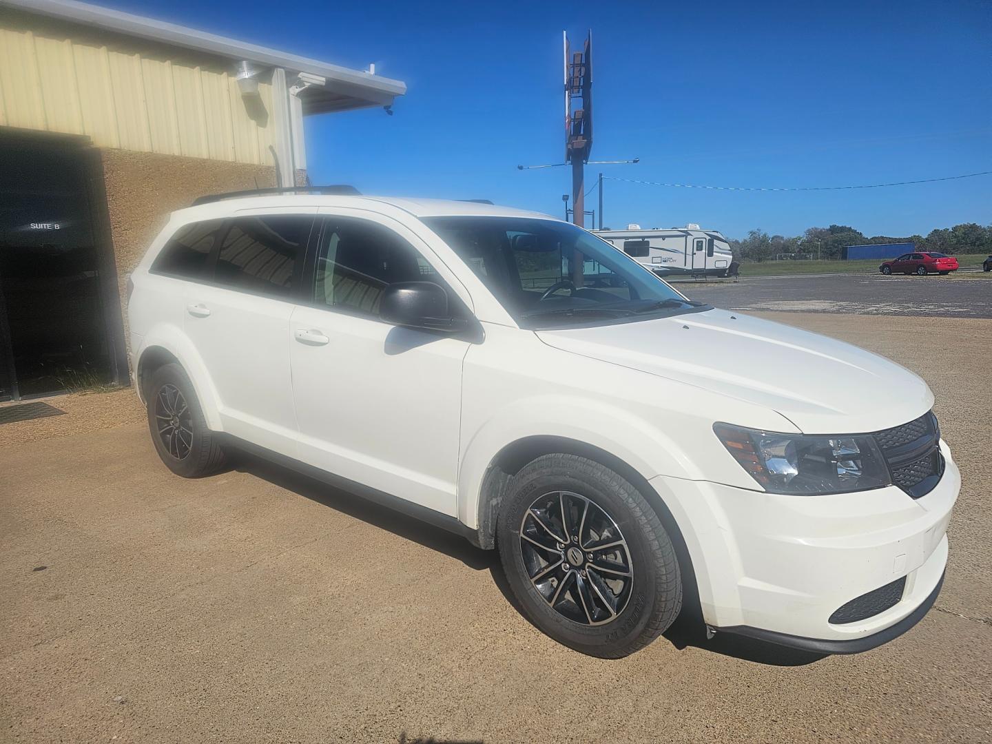 2018 WHITE Dodge Journey SE (3C4PDCAB1JT) with an 2.4L L4 DOHC 16V engine, 4A transmission, located at 533 S Seven Points BLVD, Seven Points, TX, 75143, (430) 255-4030, 32.313999, -96.209351 - Photo#1