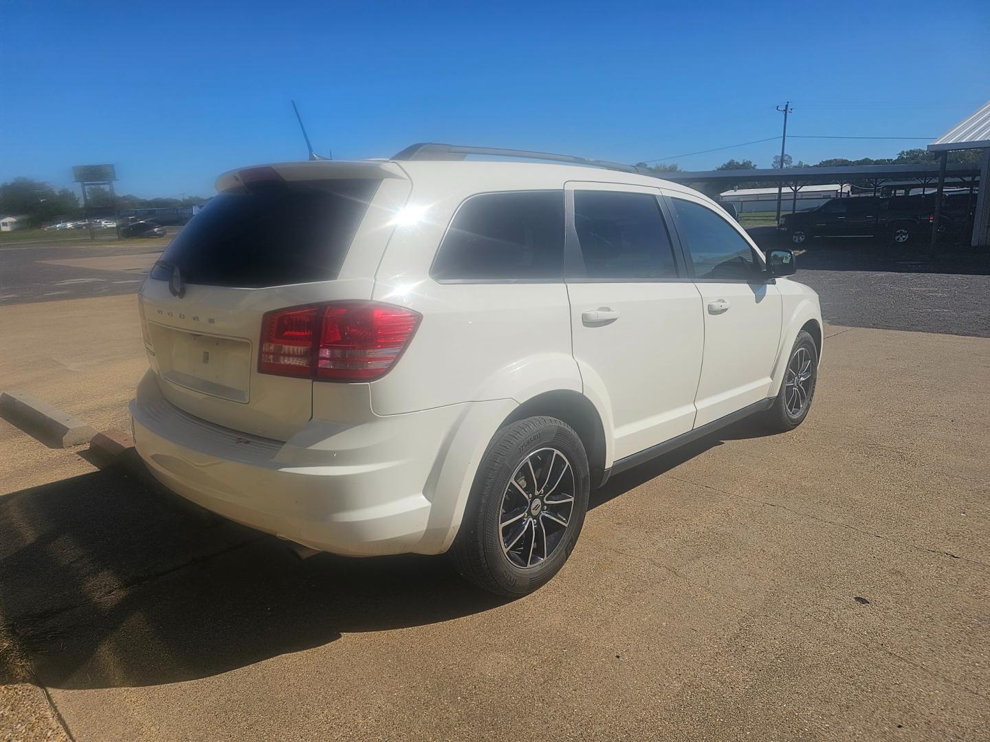 2018 WHITE Dodge Journey SE (3C4PDCAB1JT) with an 2.4L L4 DOHC 16V engine, 4A transmission, located at 533 S Seven Points BLVD, Seven Points, TX, 75143, (430) 255-4030, 32.313999, -96.209351 - Photo#2